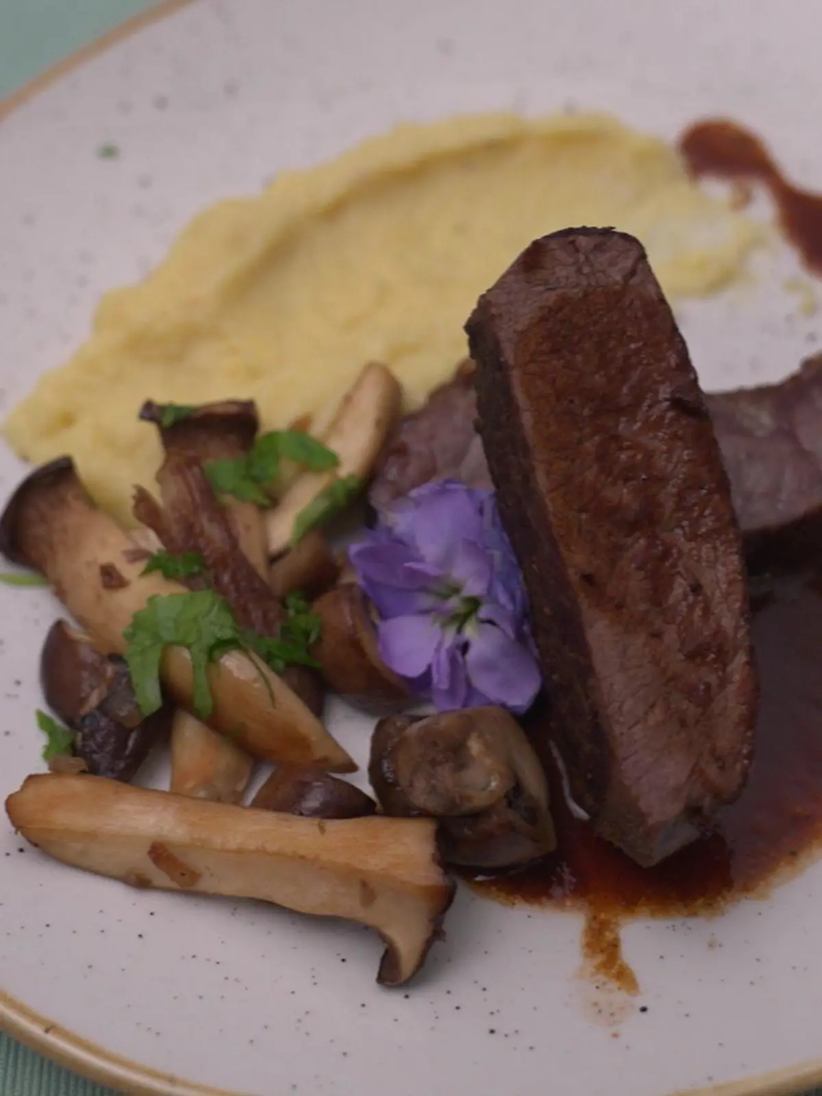 Das Dry-Age-Roastbeef, 21 Tage gereift und der Hirsch aus den Paderborner Jagdgründen, vom Senior Chef empfohlen