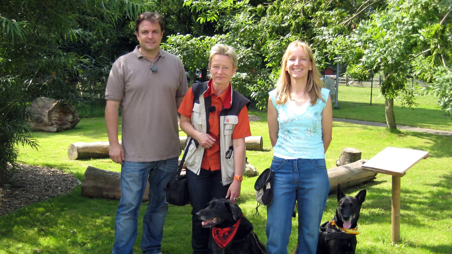 V.l.: Martin Rütter, Dr. Katrin Umlauf und Daniela Richter mit ihren Hunden Tyson und Senna.