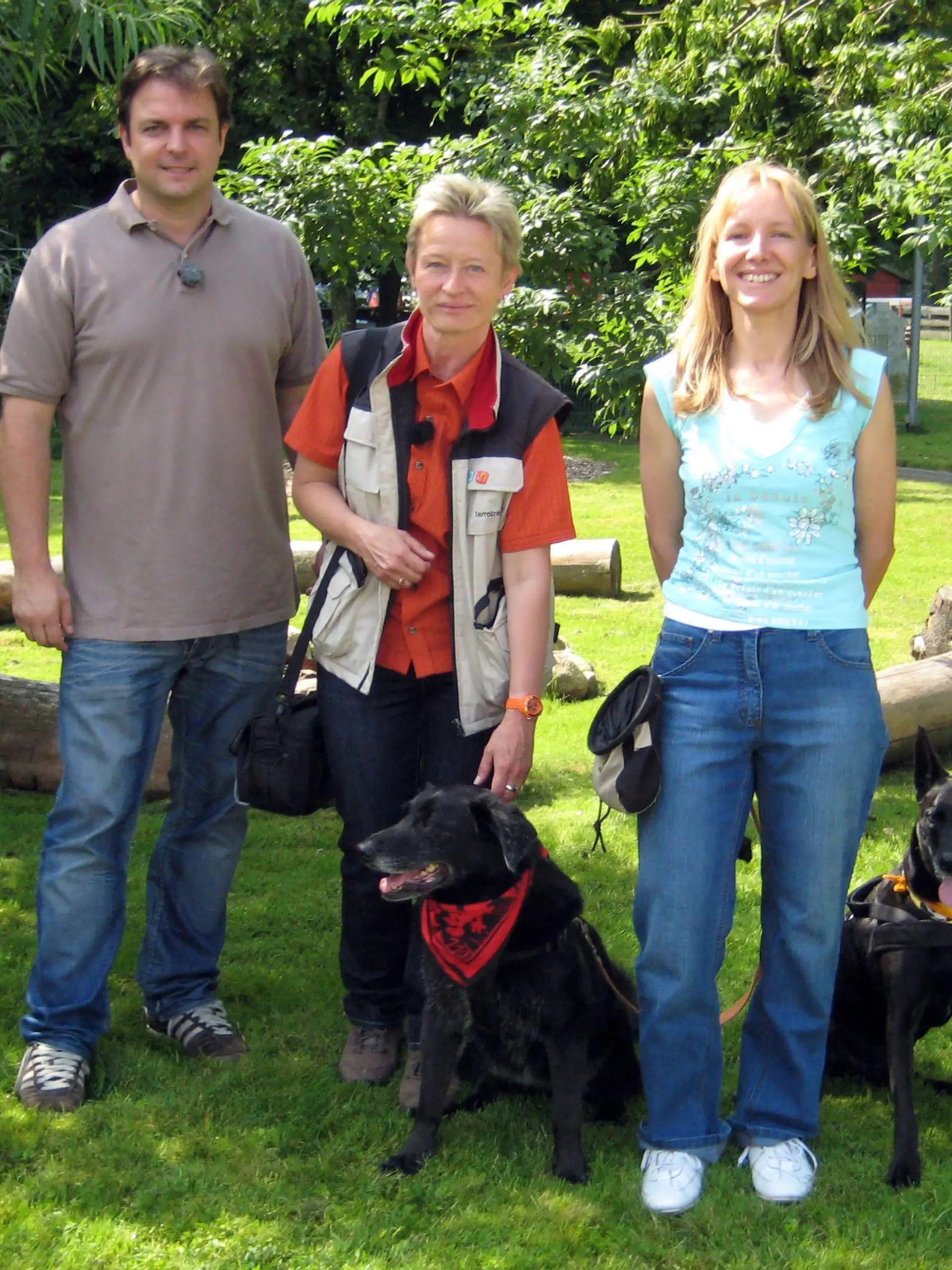 V.l.: Martin Rütter, Dr. Katrin Umlauf und Daniela Richter mit ihren Hunden Tyson und Senna.