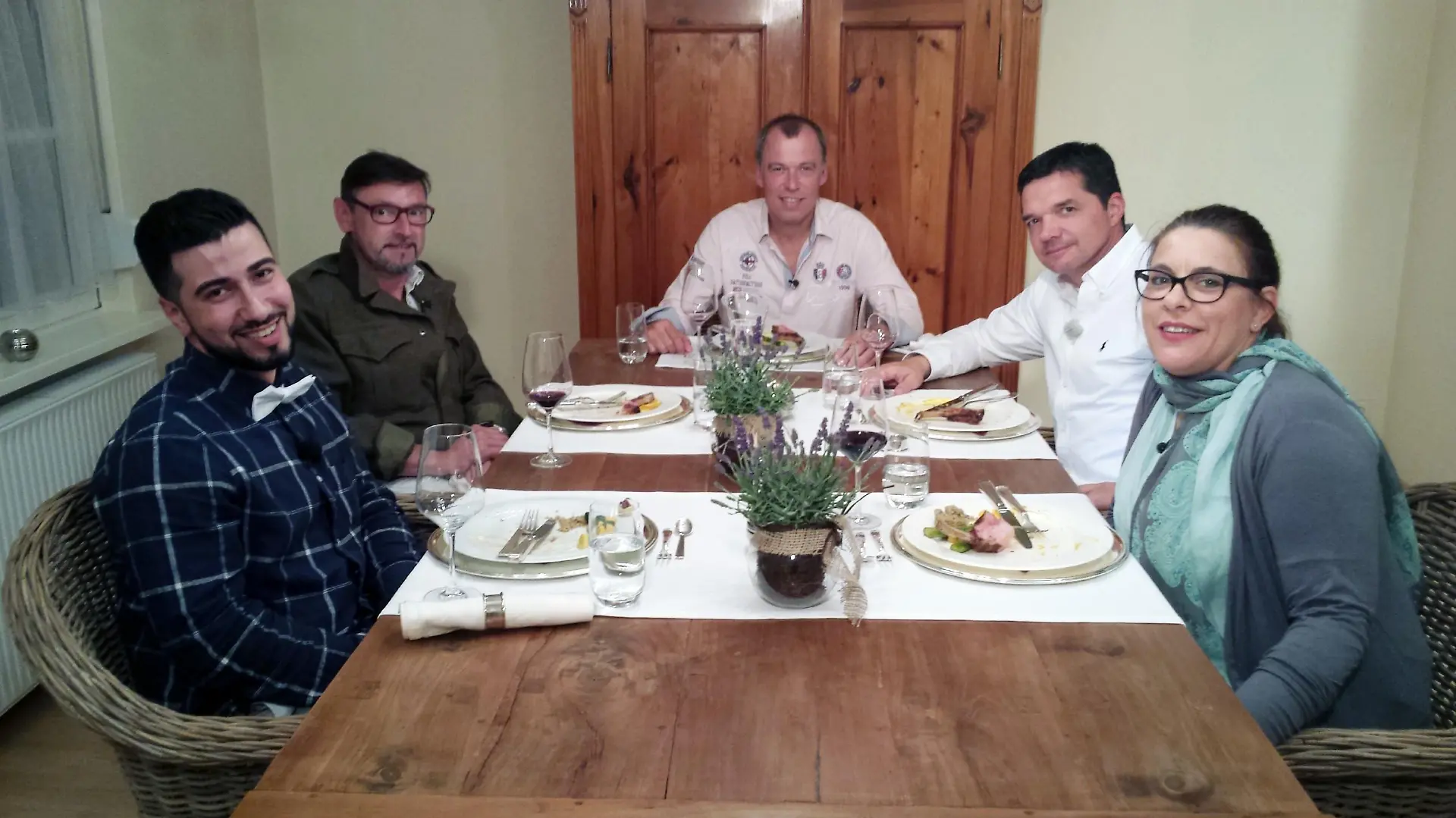 Am Mittwoch gehen die Spekulationen über die Identiät des Profikochs weiter. Hassan, Stefan, Thomas und Heidrun (v.l.) testen Matthias (M.) Menü.