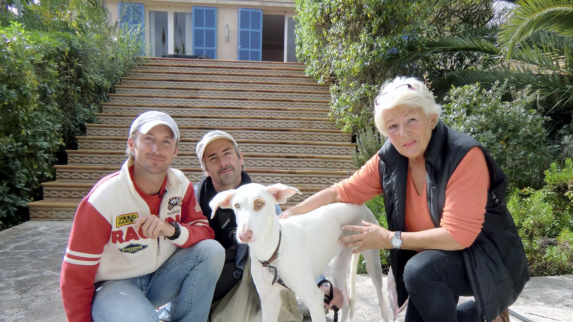 René Marichal-Navarro (35) und Stefan Track (39) helfen einer deutschen Residentin, die aus gesundheitlichen Gründen nach Berlin zurückkehren muss und ihren Hund nicht mitnehmen kann.