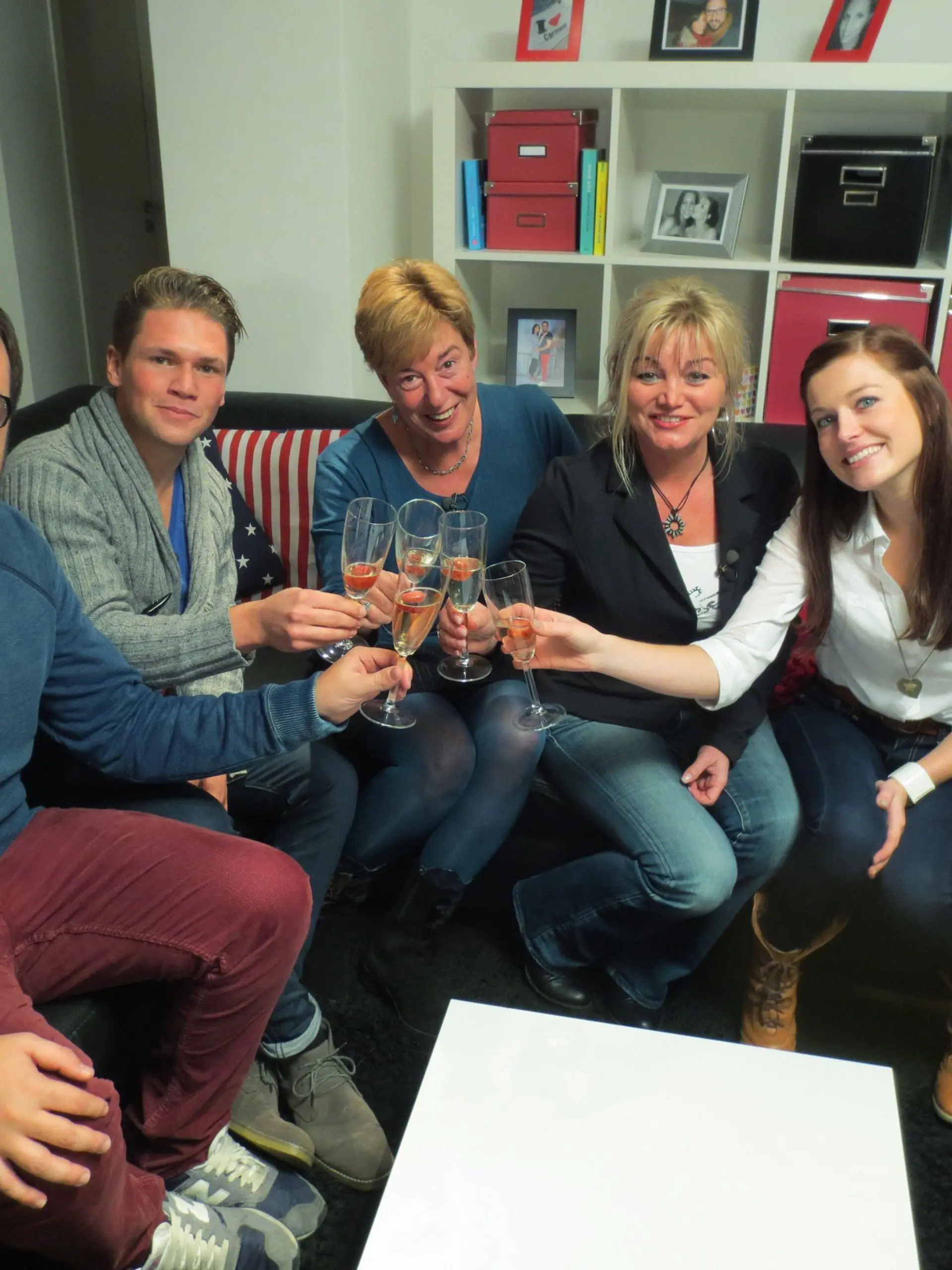 Eine neue Woche des "perfekten Dinners" beginnt! Mit dabei sind (v.l.) Carmelo (30), Tobias Witton (23), Petra (54), Sabina (42) und Joanna (25).