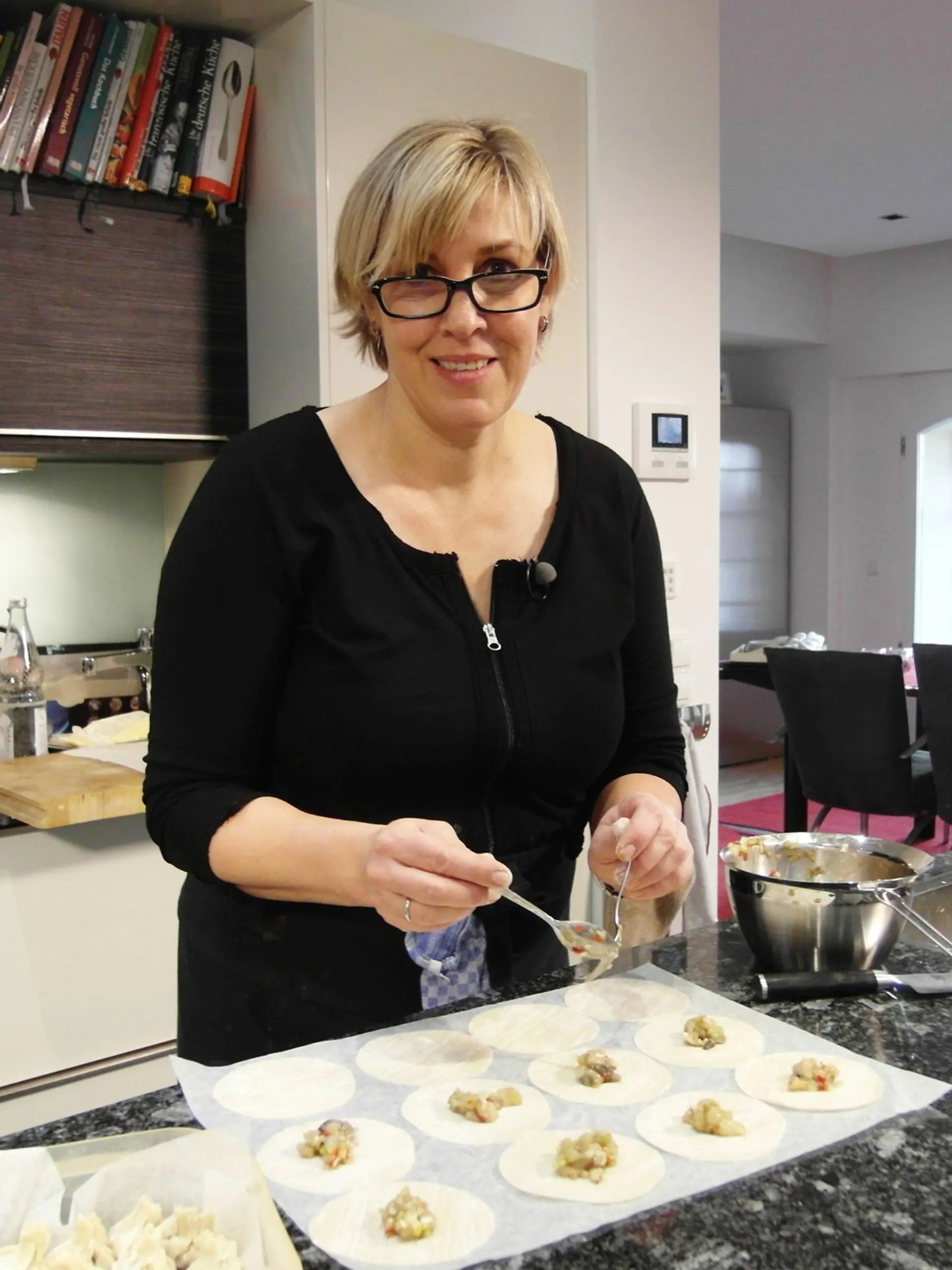 Präzision beim Anrichten: Gastgeberin Katrin (48).