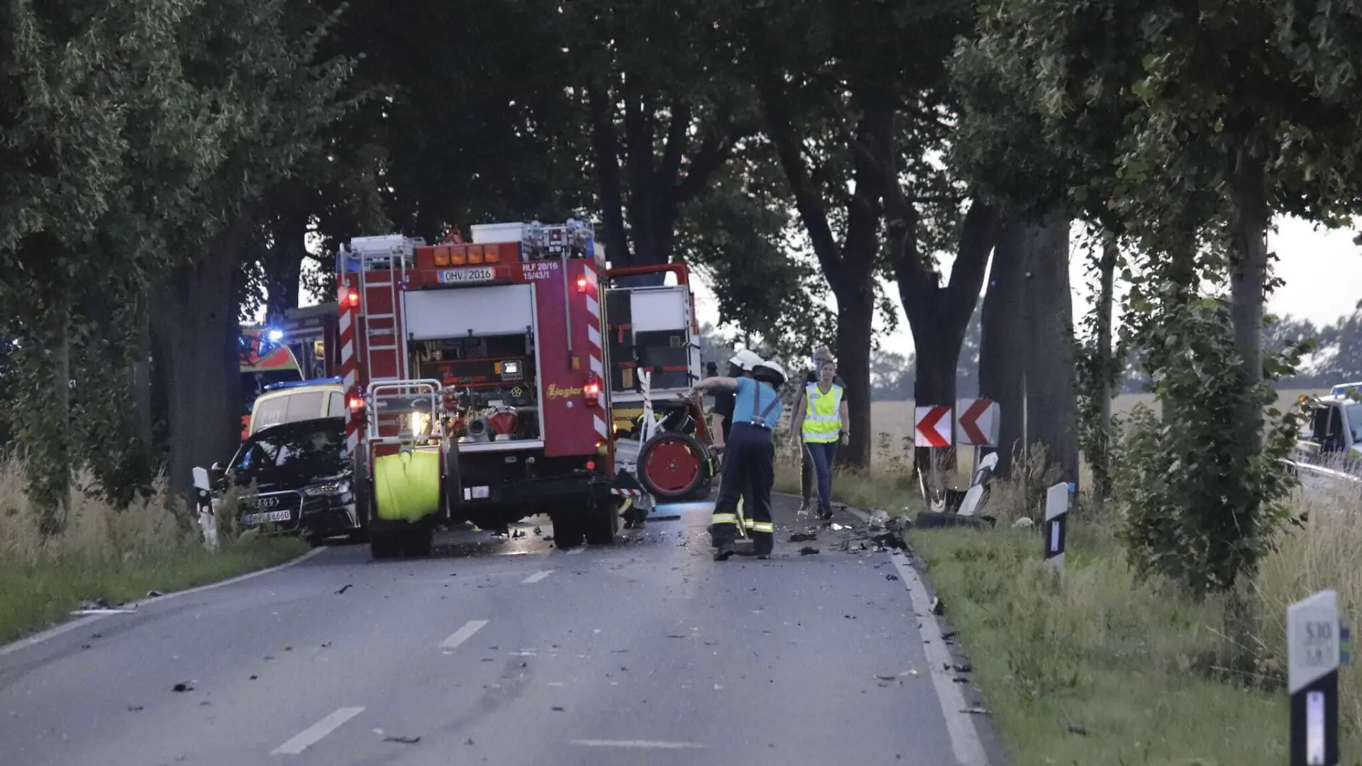 10.07.2021, Brandenburg, B96a Schilow--- Schönfließ: Rettungskräfte am Einsatzort. Bei einem Verkehrsunfall auf der Bundesstraße 96a zwischen Schildow und Schönfließ sind zwei Personen ums Leben gekommen. Foto: Christian Sappeck/BLP/dpa +++ dpa-Bildfunk +++