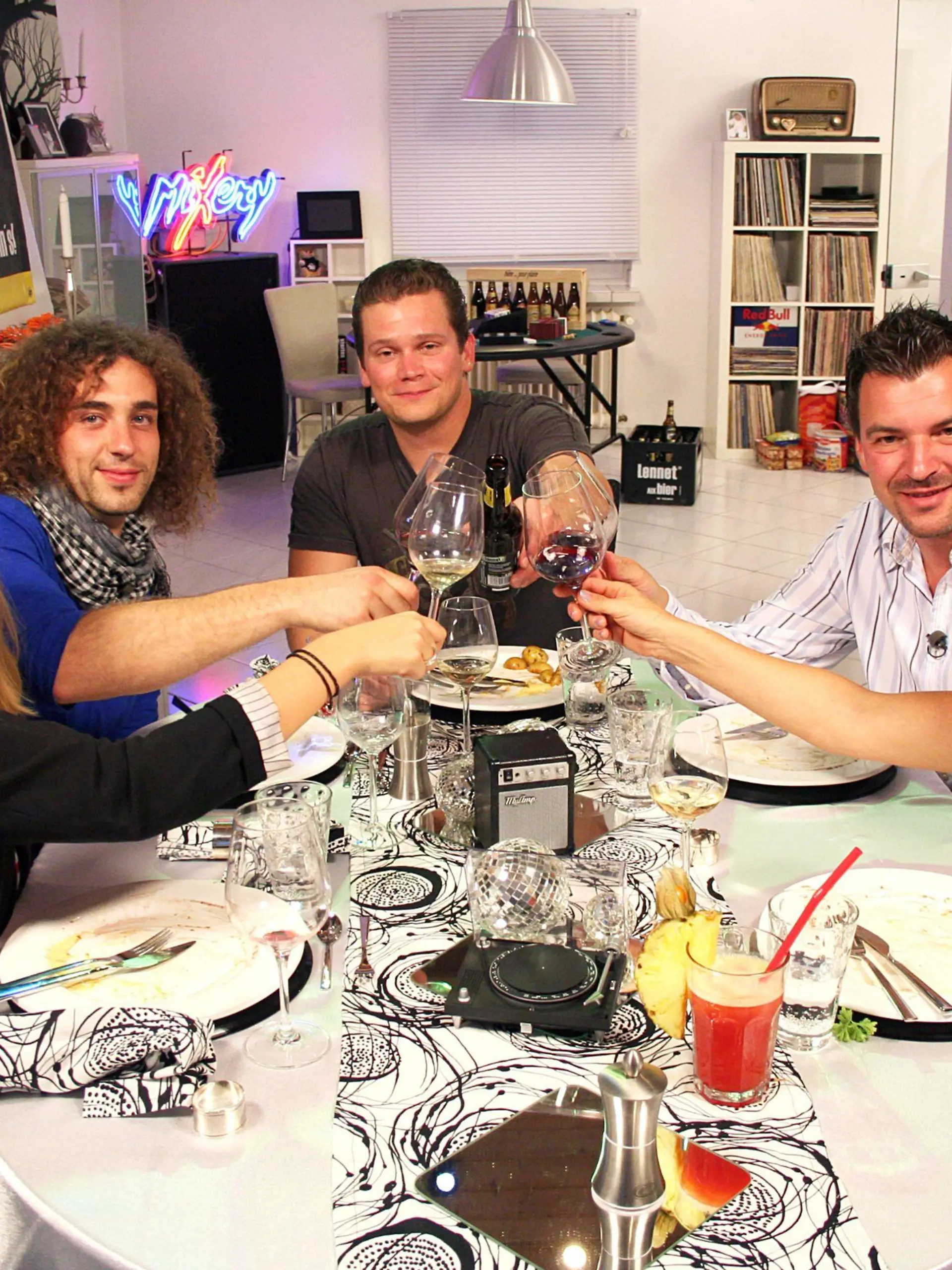 (V.l.:) Bei Lisa (24), Alexander (27), Gastgeber Marcus (33), Marcus (38) und Veronique (49) kommt richtig Partystimmung auf. Kein Wunder, der Abend steht unter dem Motto "Disco Dinner".