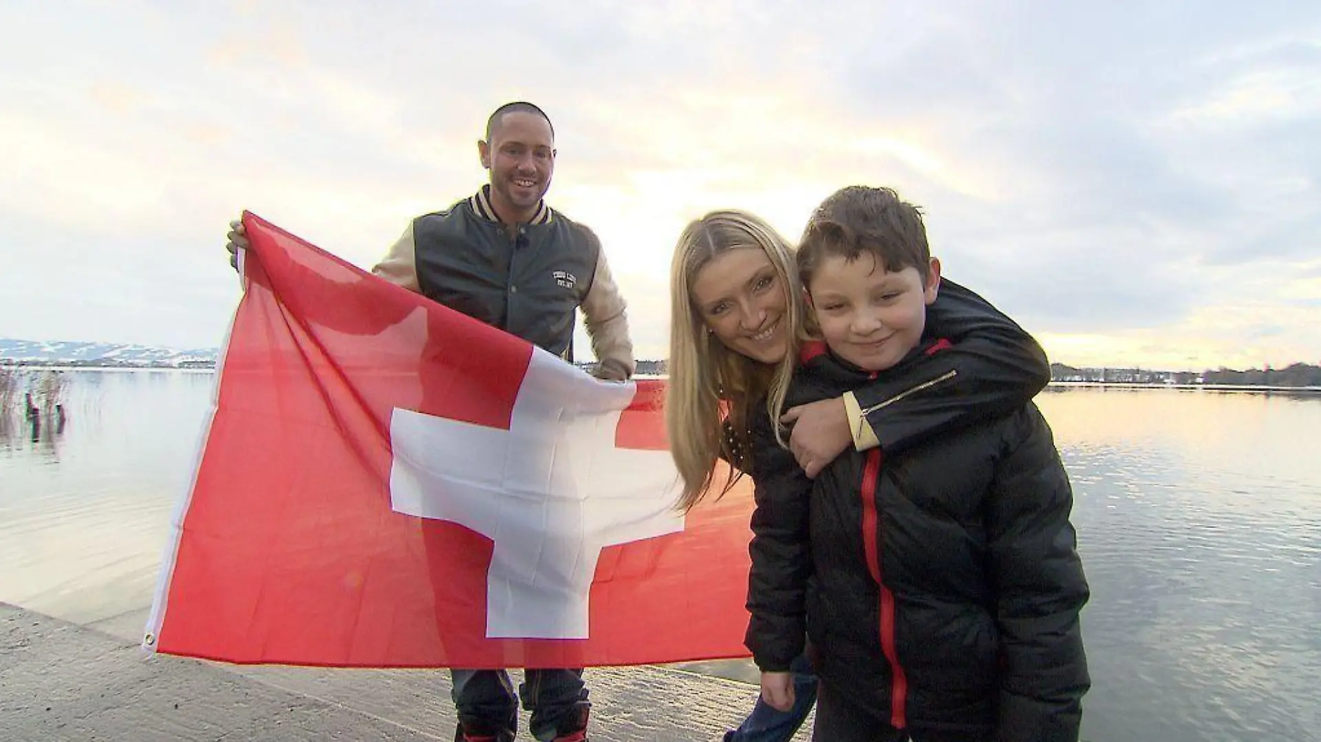 Anastasia und Chris (l.) kämpfen in der Schweiz weiter gegen ihre Ausweisung und wollen dort jetzt trotzdem einen zweiten Klamottenladen eröffnen. Ihren Sohn Angelo haben die beiden immer dabei.
+++ Die Verwendung des sendungsbezogenen Materials ist nur mit dem Hinweis und Verlinkung auf RTL+ gestattet. +++