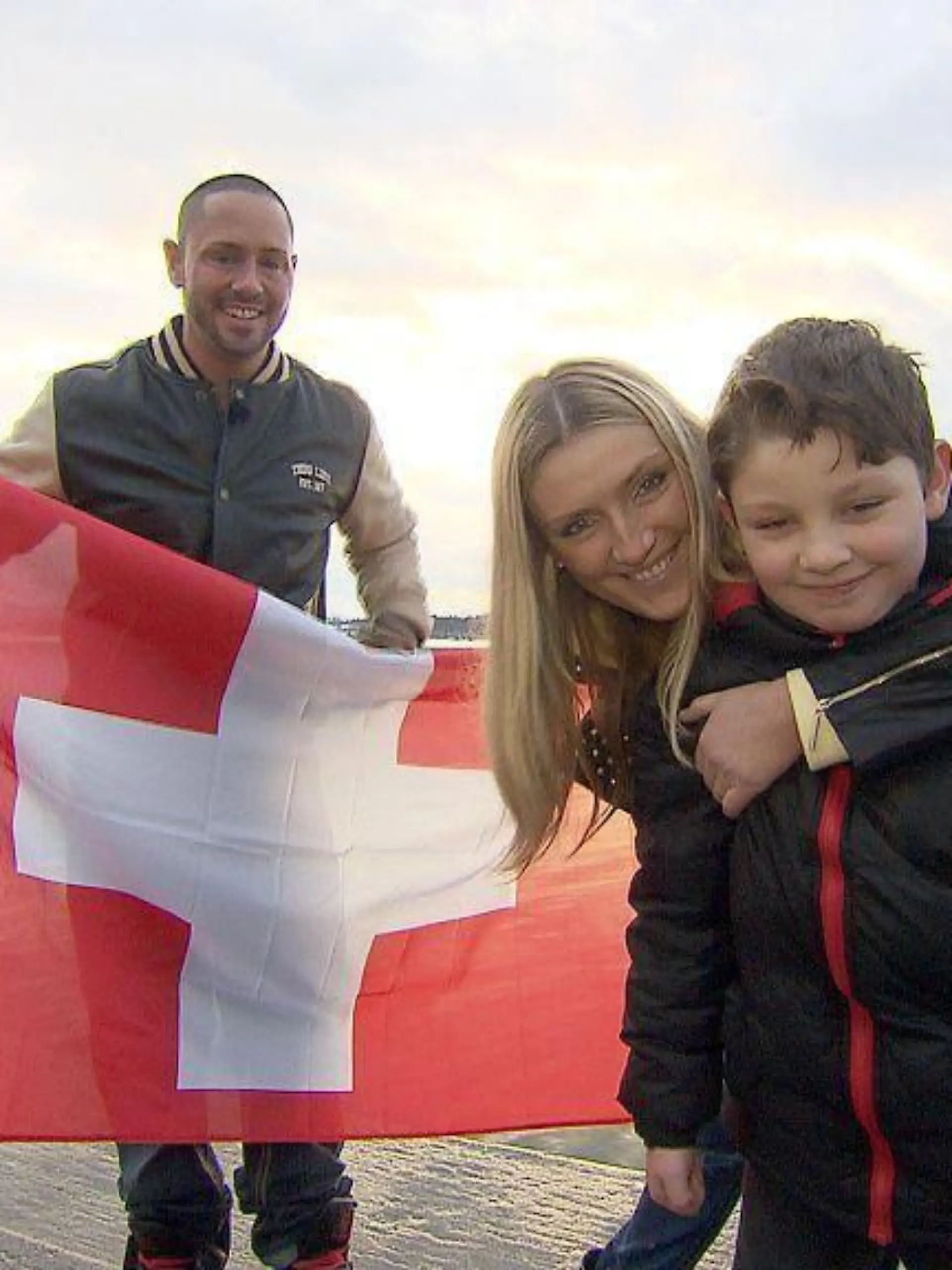 Anastasia und Chris (l.) kämpfen in der Schweiz weiter gegen ihre Ausweisung und wollen dort jetzt trotzdem einen zweiten Klamottenladen eröffnen. Ihren Sohn Angelo haben die beiden immer dabei.
+++ Die Verwendung des sendungsbezogenen Materials ist nur mit dem Hinweis und Verlinkung auf RTL+ gestattet. +++