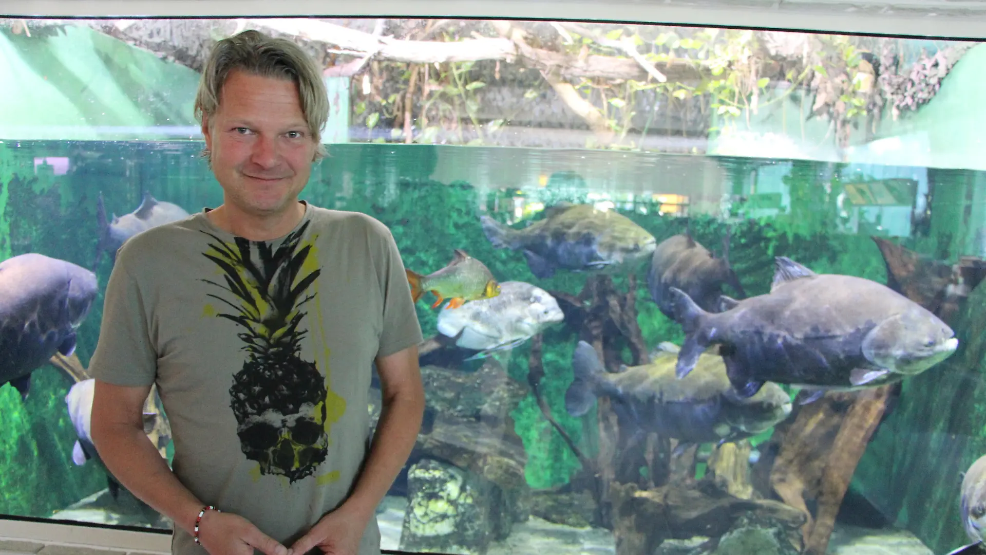 Tiereinnot-riesenfische VOX-DOCMA TV - hundkatzemaus-Tierschutzexperte Frank Weber verhilft Pacus zu einer neuen Bleibe
