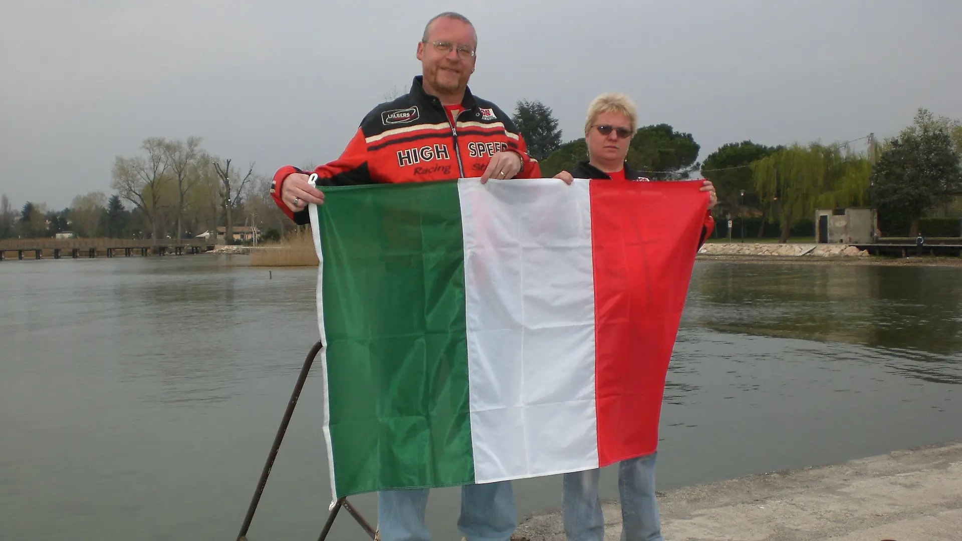 Anke und Dirk Leithuser gehen mit ihrem Imbisswagen auf Tour. Am Gardasee wollen die beiden Auswanderer deutsche Hausmannskost auch bei hochsommerlichen Temperaturen anbieten.