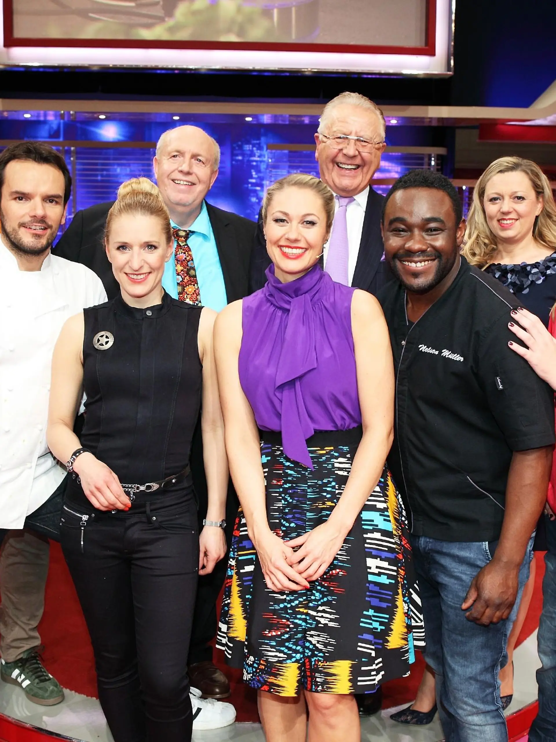 V.l.: Martin Rütter, Star-Koch Steffen Henssler, Stefanie Hertel, Juror Reiner Calmund, Moderatorin Ruth Moschner, Juror Heinz Horrmann, Koch-Coach Nelson Müller, Jurorin Natalie Lumpp und Mirja Boes.