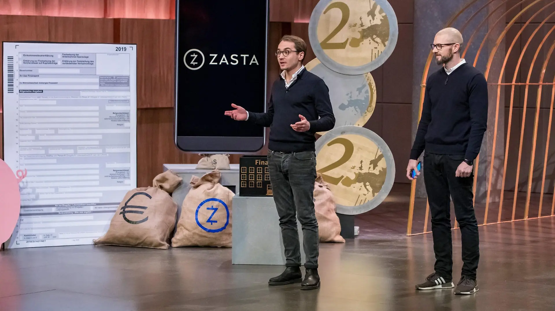 Jörg Südkamp (l.) und Dr. Michael Potstada aus Rostock präsentieren mit "ZASTA" den Steuerberater für die Hosentasche. Sie erhoffen sich ein Investment von 500.000 Euro für 10 Prozent der Anteile an ihrem Unternehmen. Die Verwendung des sendungsbezogenen Materials ist nur mit dem Hinweis und Verlinkung auf TVNOW gestattet.