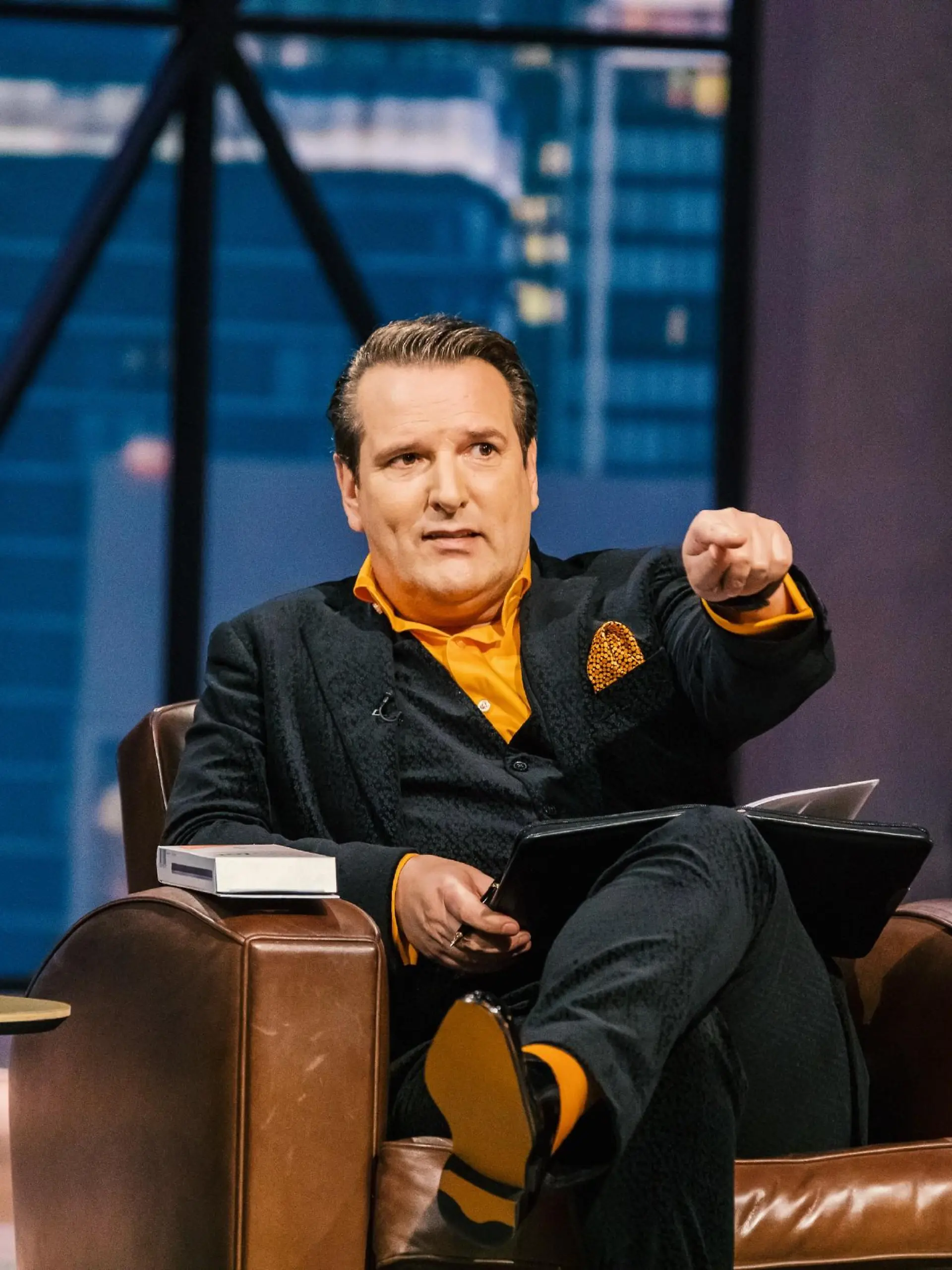 Investor Ralf Dümmel nimmt das Aufhängungstool für Bilder von "Flexylot" genau unter die Lupe.