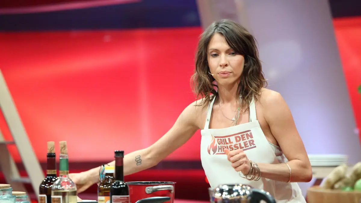 Jana Pallaske grübelt, hat sie eine Chance gegen Steffen Henssler? 