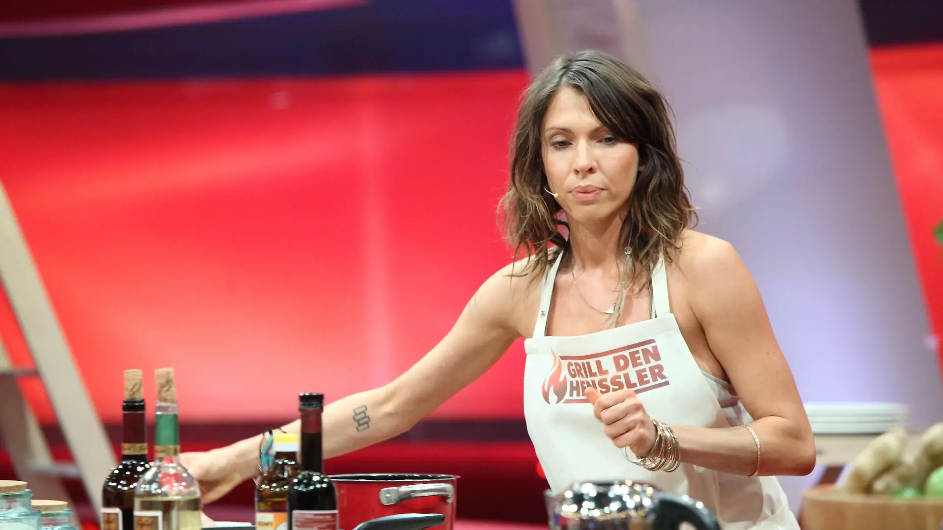 Jana Pallaske grübelt, hat sie eine Chance gegen Steffen Henssler? 