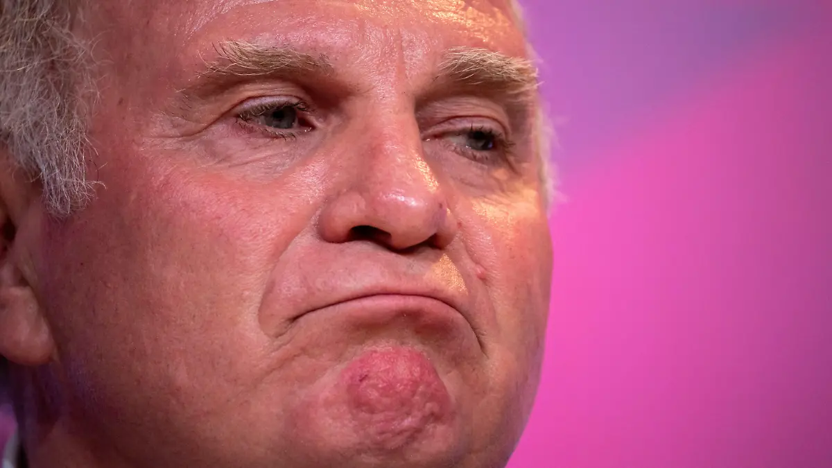 ARCHIV - 30.08.2019, Bayern, München: Uli Hoeneß, Präsident FC Bayern München, nimmt an einer Pressekonferenz seines Vereins teil. (zu dpa «Hoeneß' Polterabend: Wütende Attacke gegen ter Stegen und den DFB» am 19.09.2019) Foto: Peter Kneffel/dpa +++ dpa-Bildfunk +++