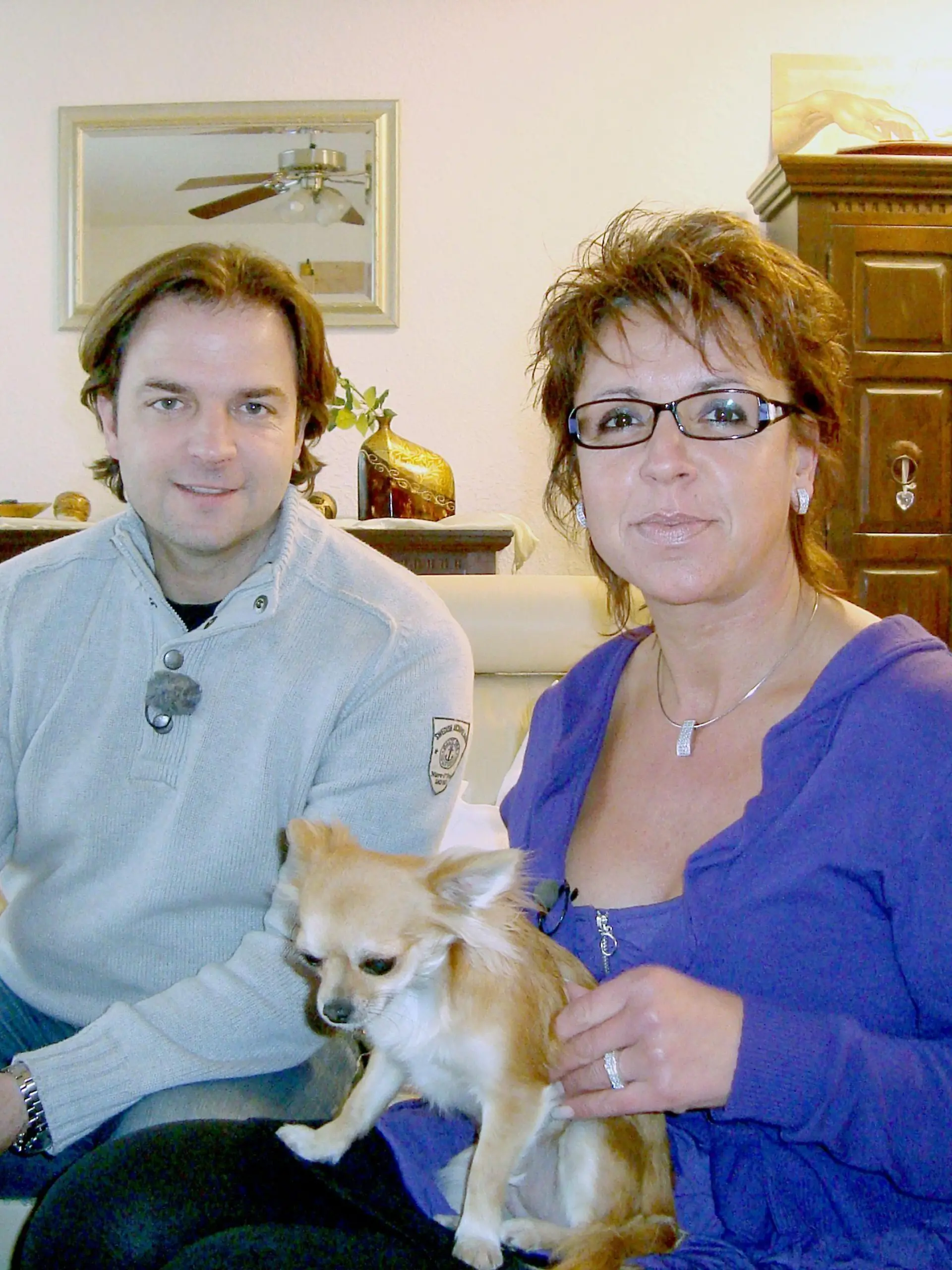 Hundeprofi Martin Rütter, Karla Kaminiarz und die Chihuahua Geschwister Trudi und Brutus.