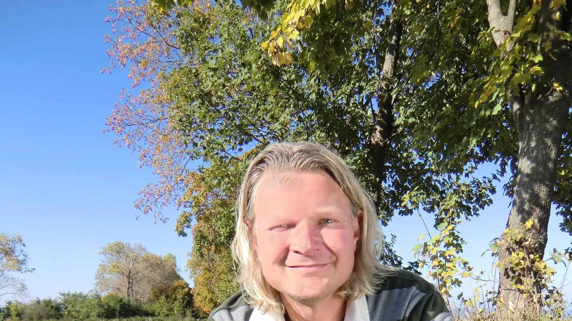 Frank Weber mit Straßenhund Bukschi.