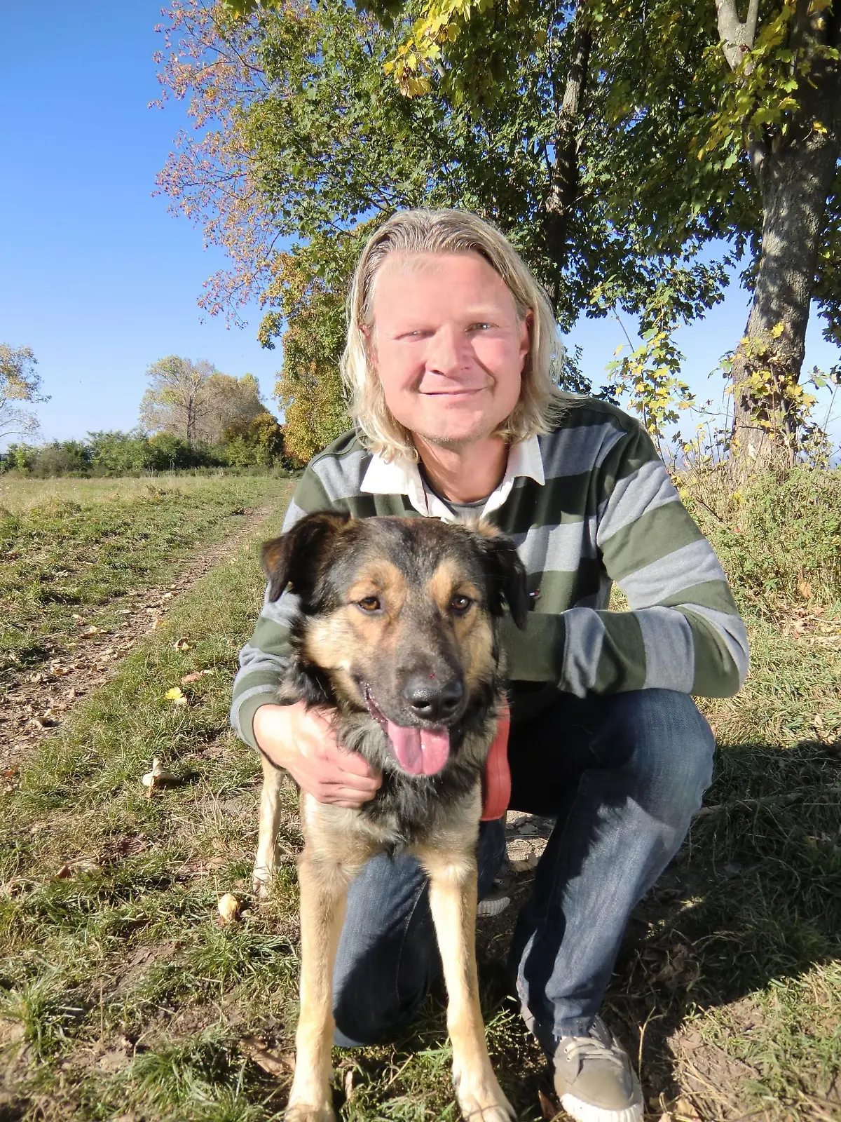 Frank Weber mit Straßenhund Bukschi.