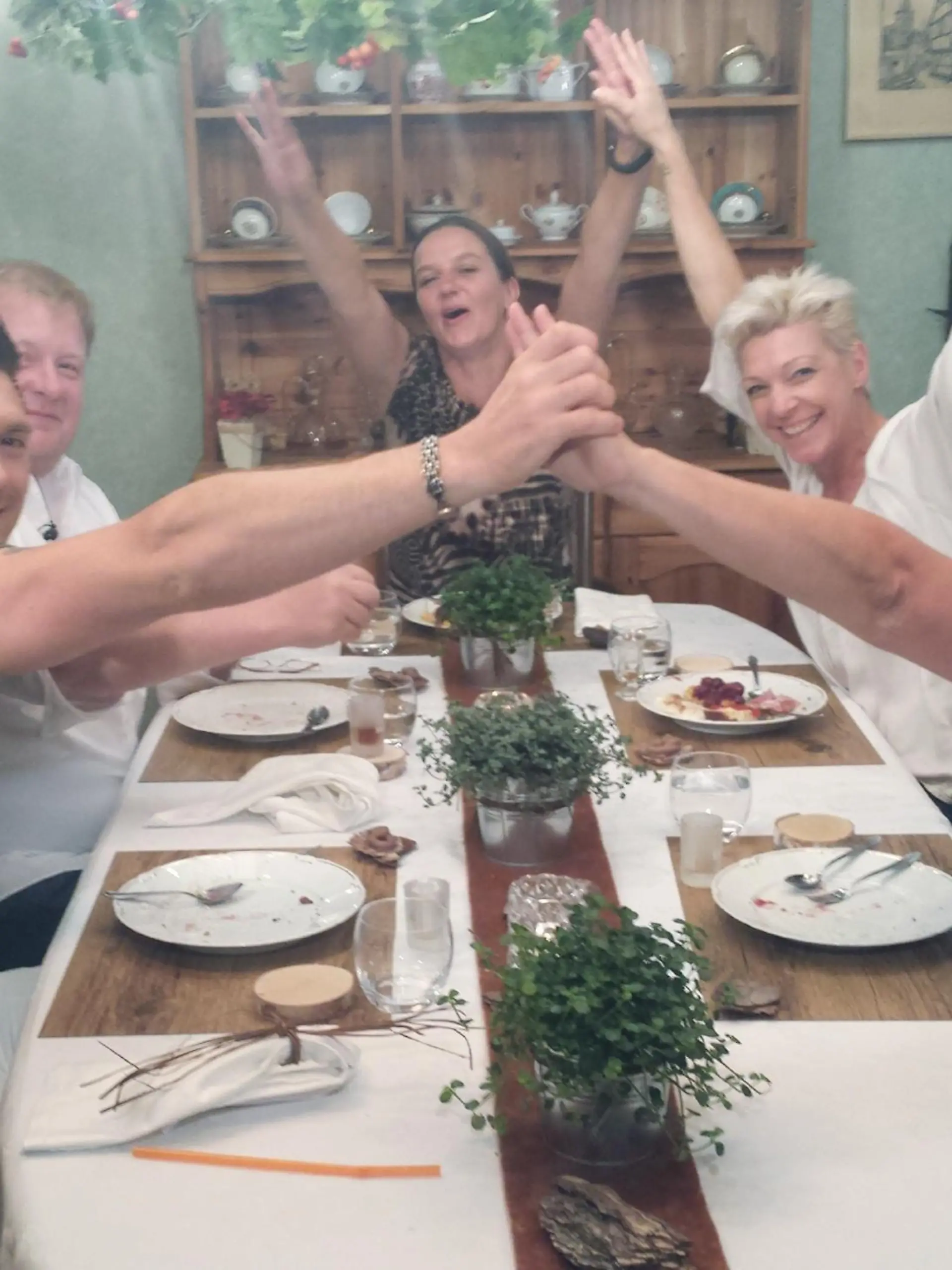 Gastgeberin Stefanie (M.) lädt die Teilnehmer Marek, Thomas, Petra und Ulla (v.l.) am Mittwoch nach Velbert ein. 