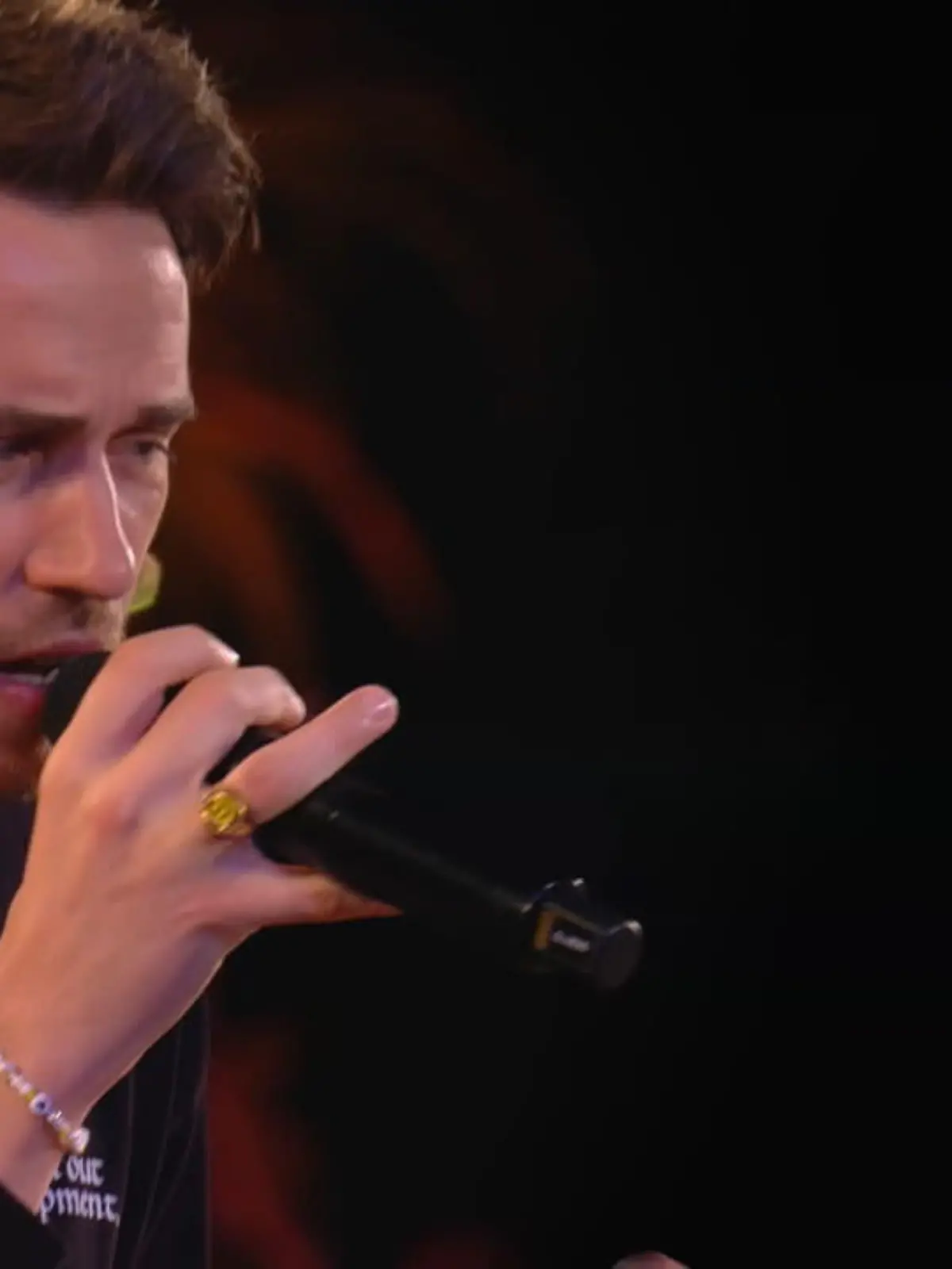 Clueso singt bei "Sing meinen Song" den Song "Play with Fire" von Nico Santos auf Deutsch.
