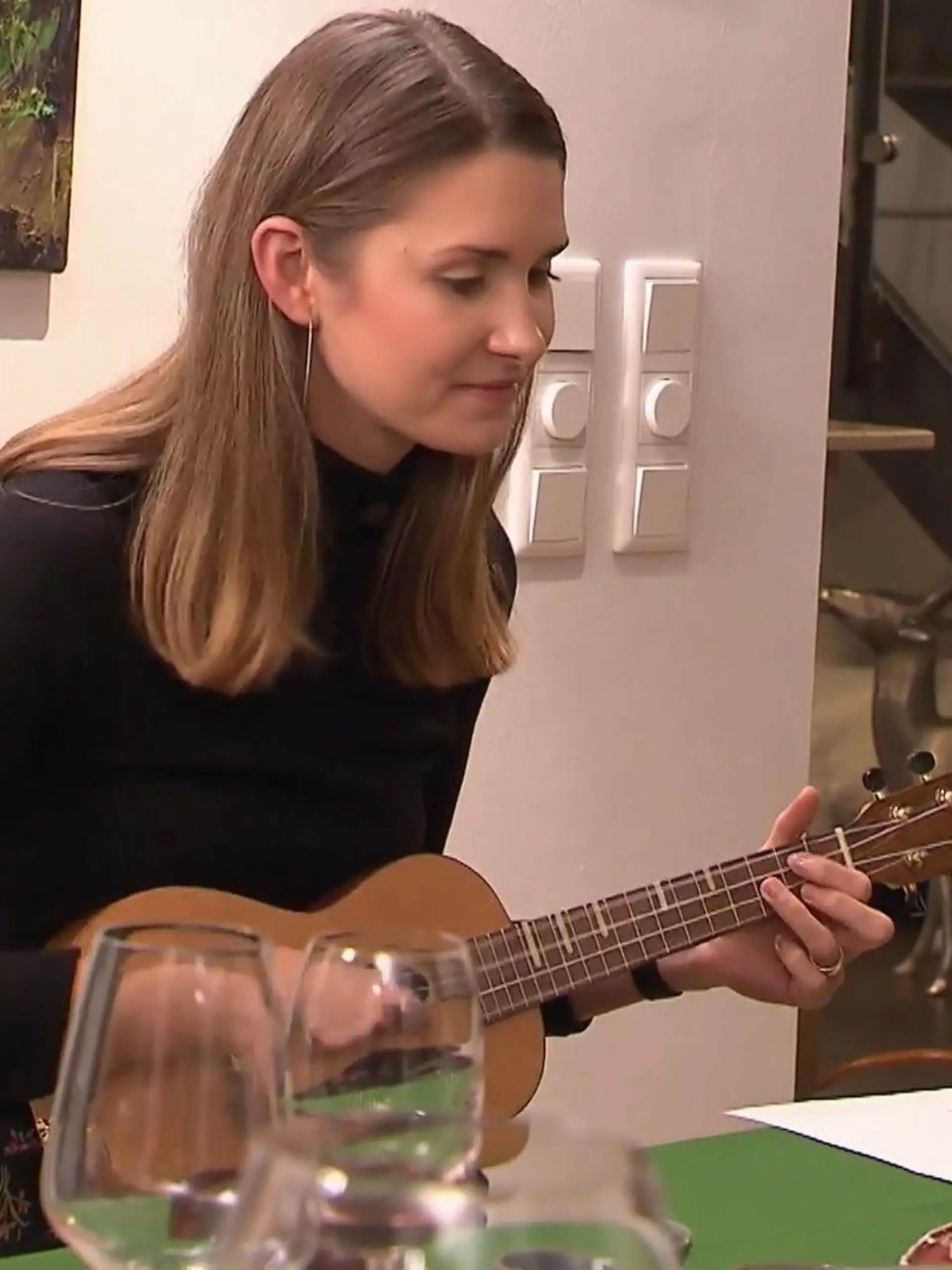 Sabrina verzaubert das Dinner-Finale mit einem Lied