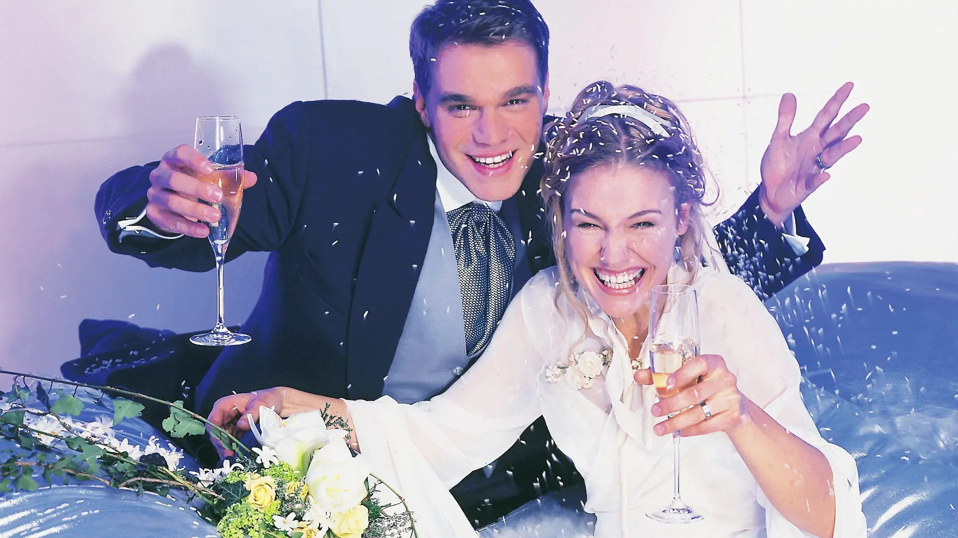 Hochzeitsmotiv mit Raphael Schneider als Andy Lehmann und Rhea Harder als Flo Spira