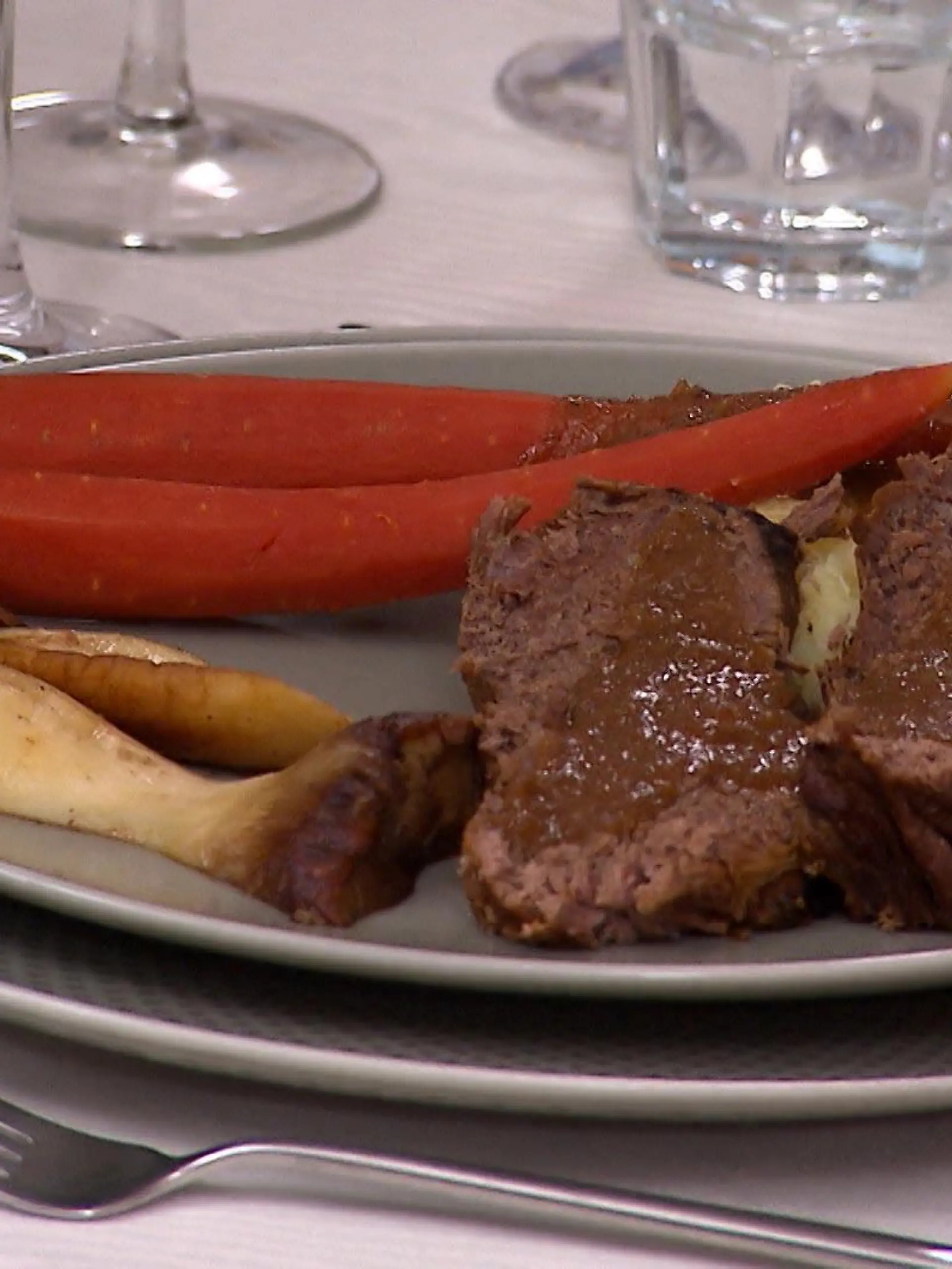 Whiskybraten mit Kartoffel-Pastinaken-Stampf an roten Möhren und Kräuterseitlingen