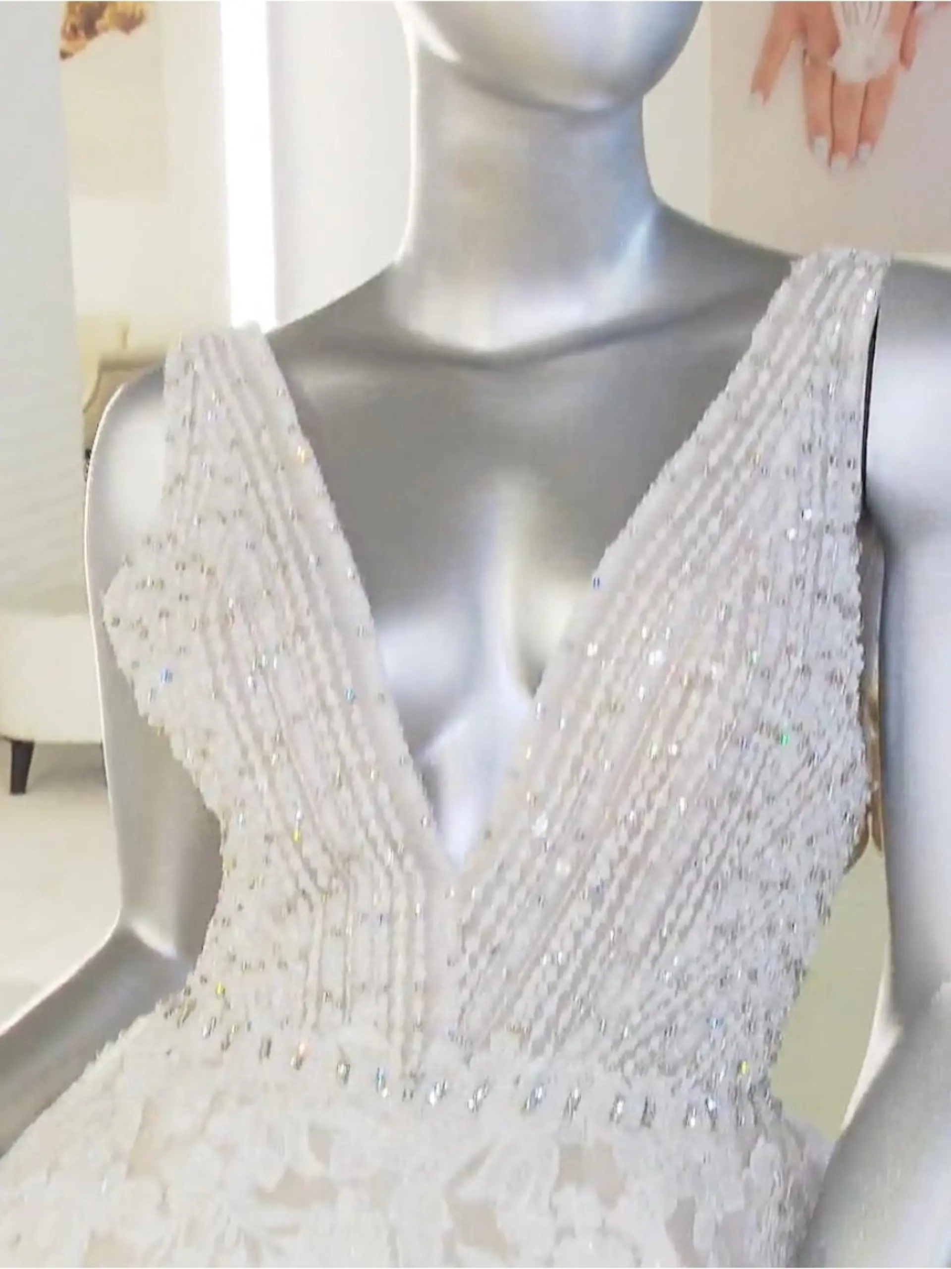 Bild zu: "Das Wunschkleid der Braut soll strahlen und funkeln wie ein Weihnachtsbaum"