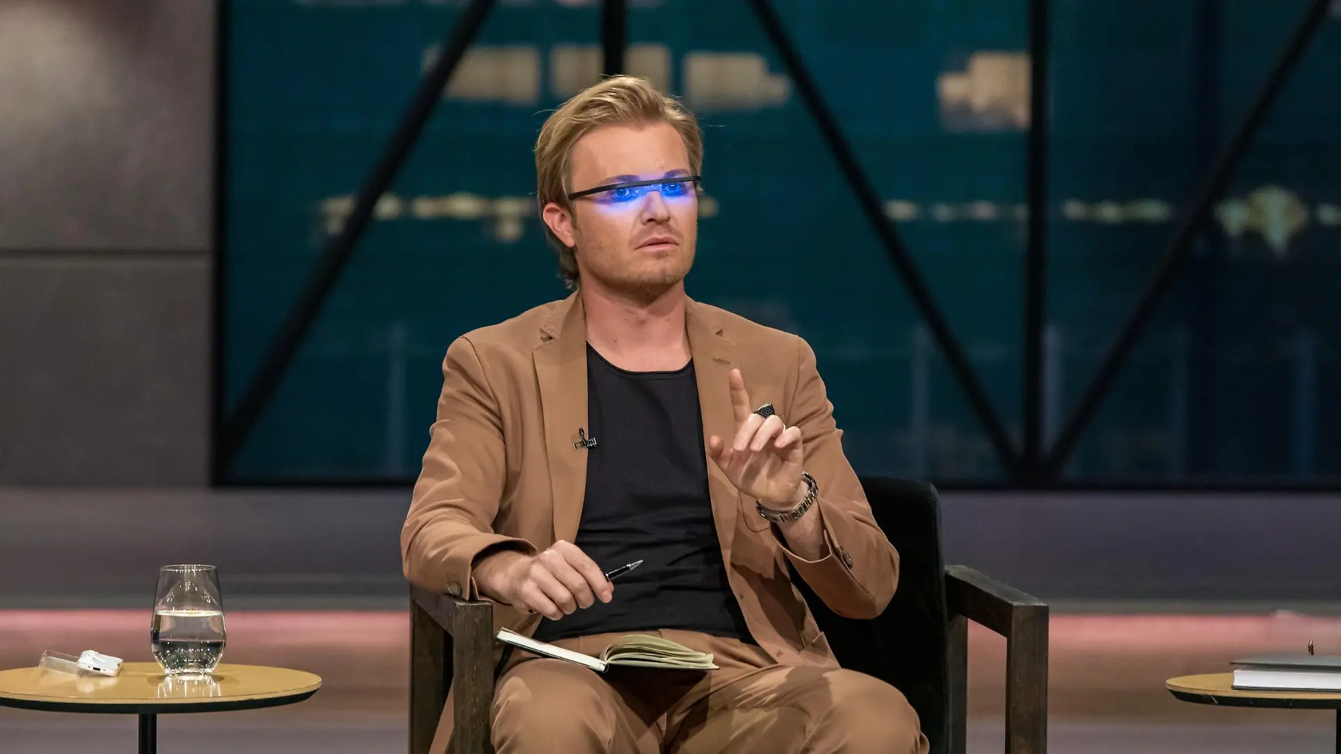 Investor Nico Rosberg unterzieht die Sonnenlichtbrille von "Pocket Sky" direkt einem Praxistest. Die Verwendung des sendungsbezogenen Materials ist nur mit dem Hinweis und Verlinkung auf TVNOW gestattet.