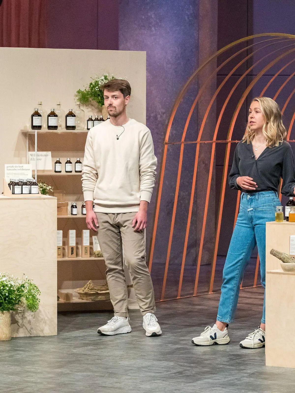 Annika Krause und Thorben Stieler präsentieren mit kruut Superfoods aus einheimischen Wildkräutern. Sie erhoffen sich ein Investment von 400.000 Euro für 10 Prozent der Anteile an ihrem Unternehmen.

Die Verwendung des sendungsbezogenen Materials ist nur mit dem Hinweis und Verlinkung auf RTL+ gestattet.