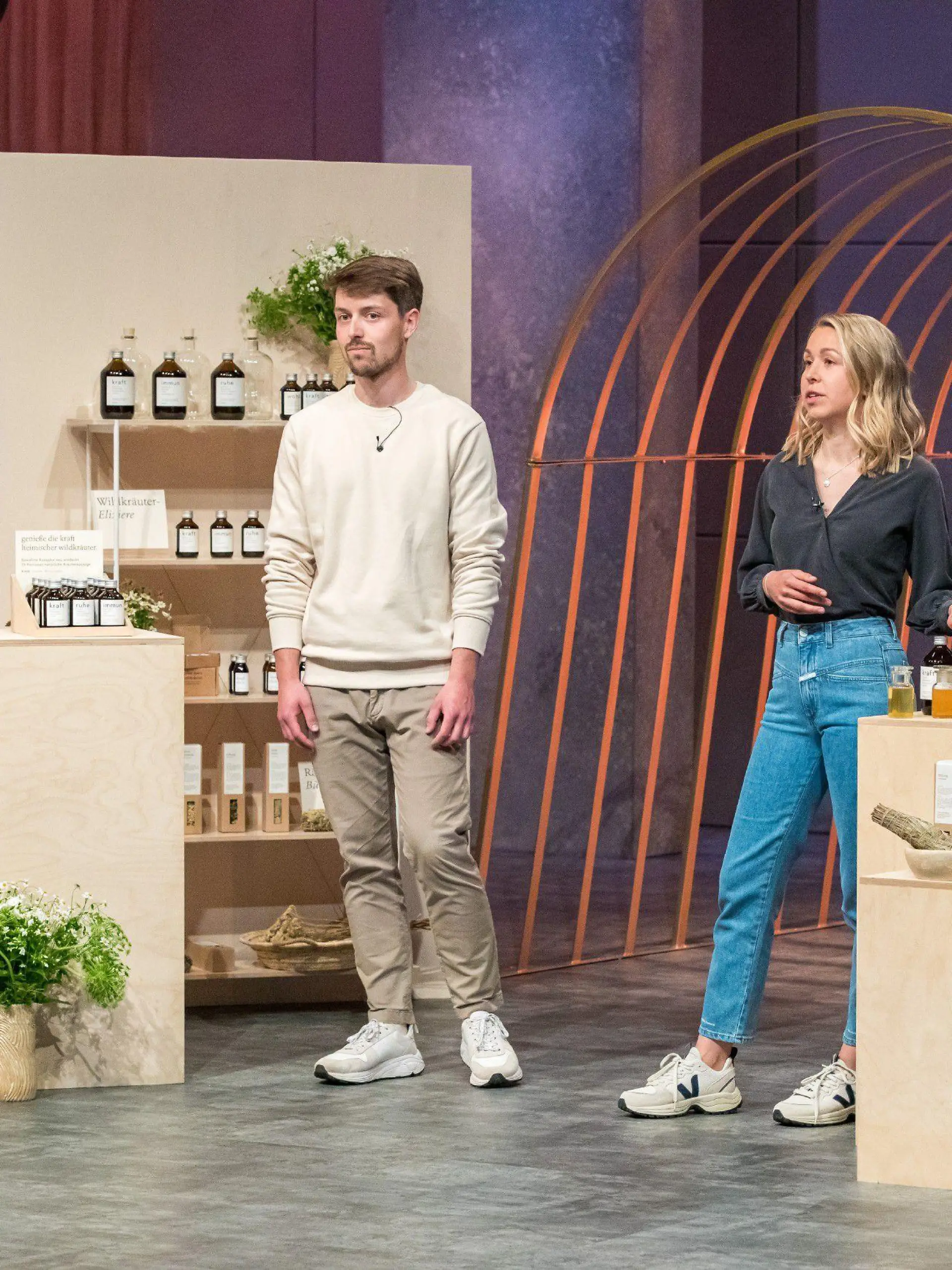 Annika Krause und Thorben Stieler präsentieren mit kruut Superfoods aus einheimischen Wildkräutern. Sie erhoffen sich ein Investment von 400.000 Euro für 10 Prozent der Anteile an ihrem Unternehmen.

Die Verwendung des sendungsbezogenen Materials ist nur mit dem Hinweis und Verlinkung auf RTL+ gestattet.