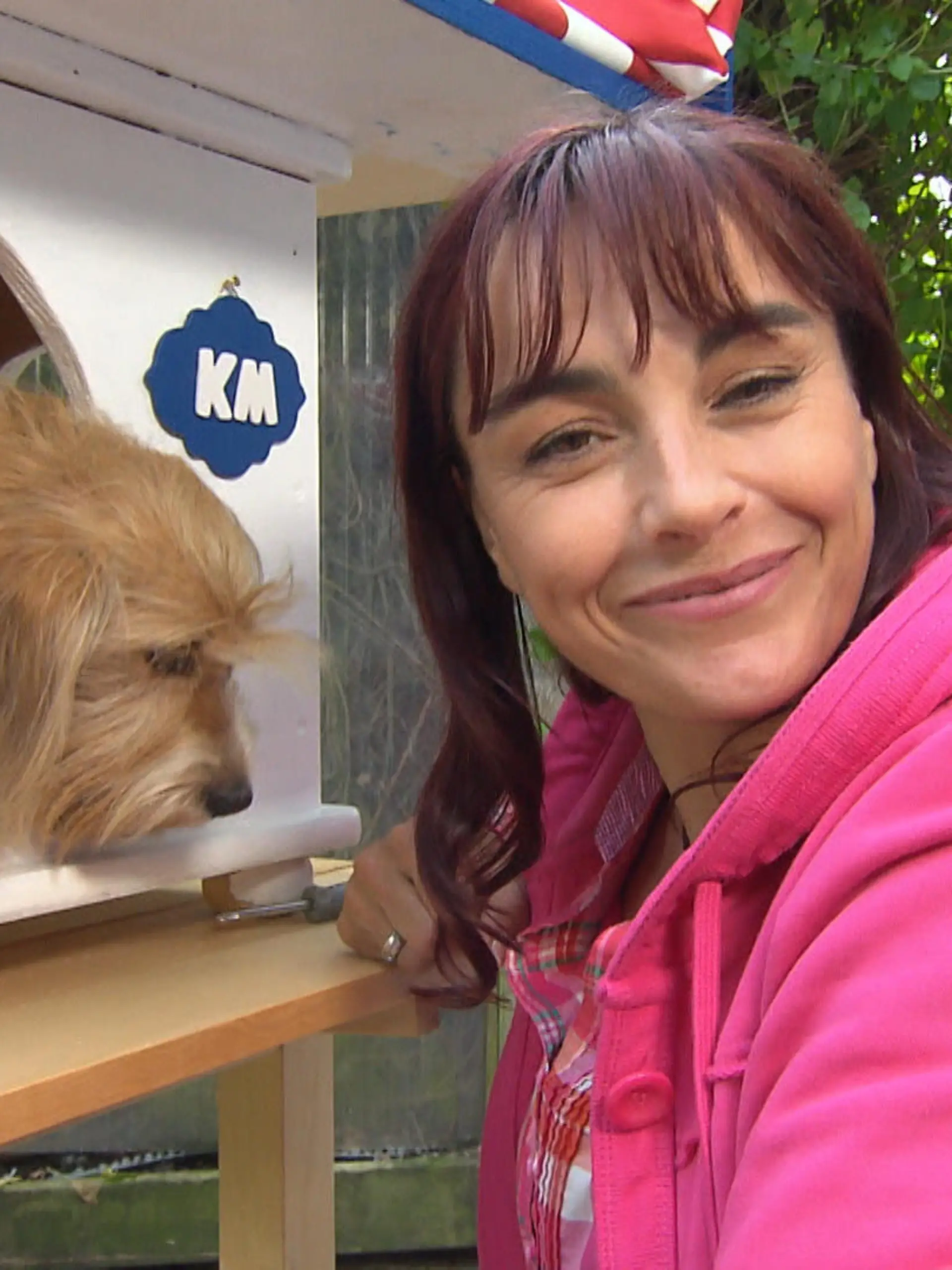 TG2 - Hundebett VOX hundkatzemaus-Reporterin Diana Eichhorn mit Klein Maggie und ihrem neuen deluxe-Hundebett