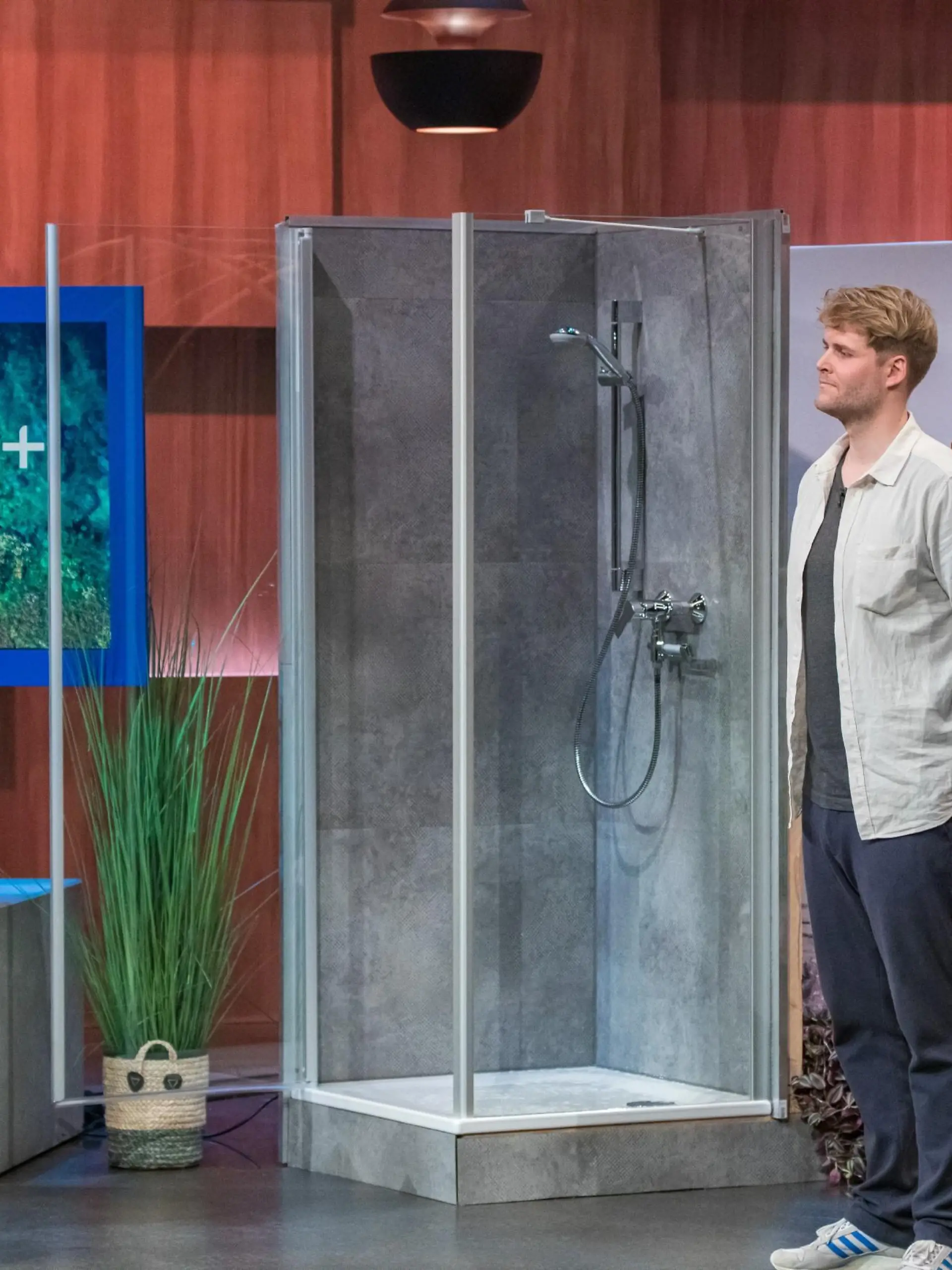 V.l.: Benedikt Linne, René Sackel und Björn Bourdin präsentieren mit _shower+_ eine Hautpflegende Salzdusche. Sie erhoffen sich ein Investment von 300.000 Euro für 10 Prozent der Anteile an ihrem Unternehmen.

Die Verwendung des sendungsbezogenen Materials ist nur mit dem Hinweis und Verlinkung aufRTL+ gestattet.