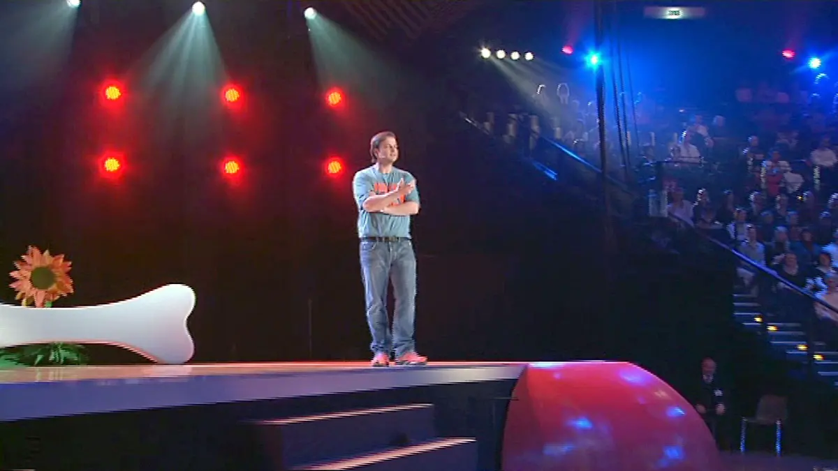 Martin Rütter bei seiner Live-Show Hund-Deutsch - Deutsch-Hund in Berlin. Eine One-Man-Show vor 3.500 Zuschauern, die sich vor Lachen biegen, weil sie sich in den Geschichten des Hundeprofis wiedererkennen.