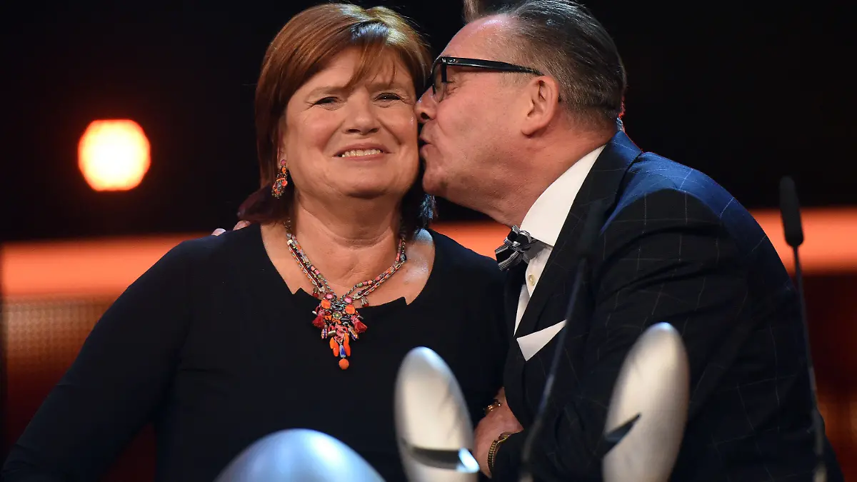 Die Moderatoren Christine Westermann (l) und Götz Alsmann freuen sich am 25.10.2016 in Köln (Nordrhein-Westfalen) bei der Aufzeichnung der Verleihung des diesjährigen Deutschen Comedypreises über den Preis in der Kategorie «Sonderpreis». Foto: Henning Kaiser/dpa +++(c) dpa - Bildfunk+++