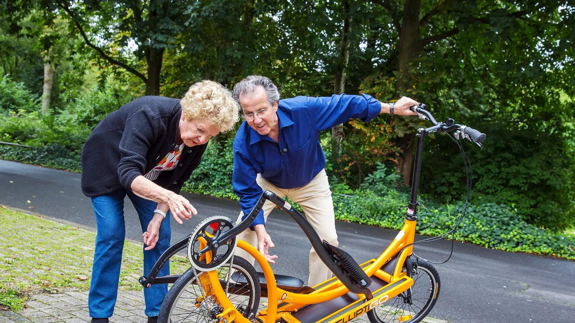 Jede Woche finden die Allestester eine neue, aufregende Lieferung eingepackt vor ihrer Haustüre, um sie auf Herz und Nieren zu testen. Unser Foto zeigt Opernsänger Ingrid (80) und Otto (79) beim Testen des Eliptigobikes