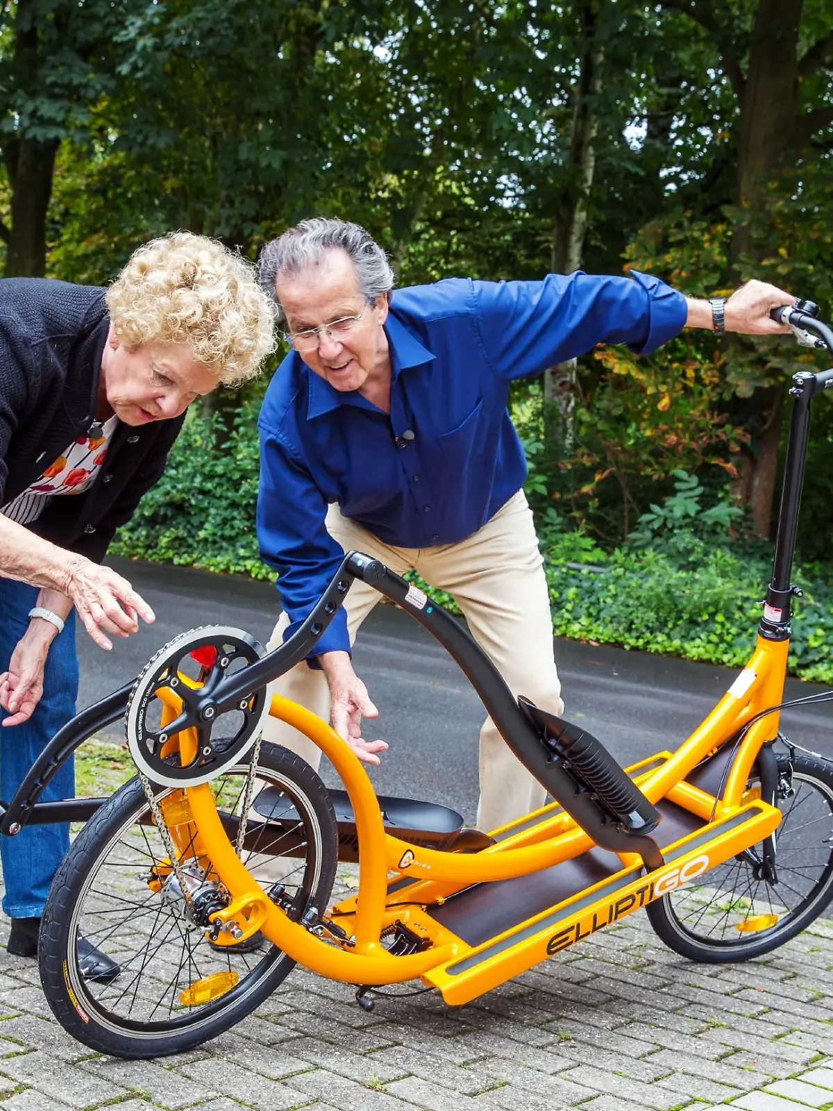 Jede Woche finden die Allestester eine neue, aufregende Lieferung eingepackt vor ihrer Haustüre, um sie auf Herz und Nieren zu testen. Unser Foto zeigt Opernsänger Ingrid (80) und Otto (79) beim Testen des Eliptigobikes