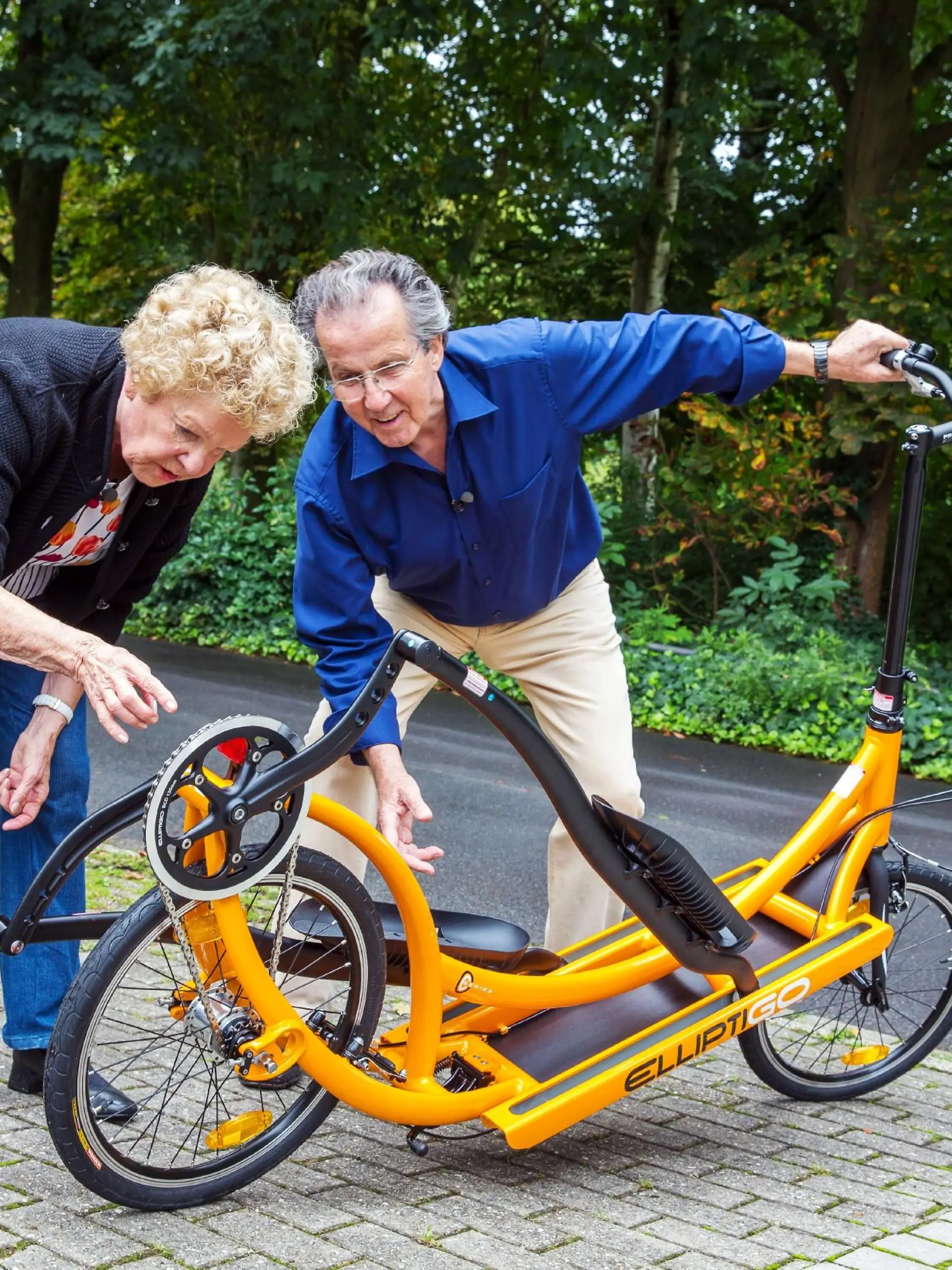 Jede Woche finden die Allestester eine neue, aufregende Lieferung eingepackt vor ihrer Haustüre, um sie auf Herz und Nieren zu testen. Unser Foto zeigt Opernsänger Ingrid (80) und Otto (79) beim Testen des Eliptigobikes