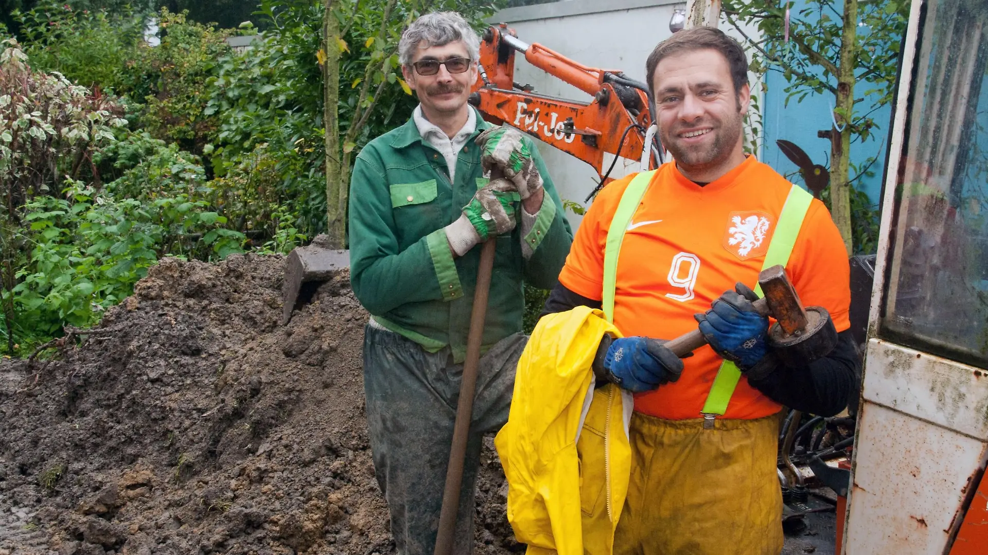 "Garten-Guru" Ralf Dammasch (l.) hilft Claus, dass der Garten wieder schön und vor allem pflegeleicht wird.