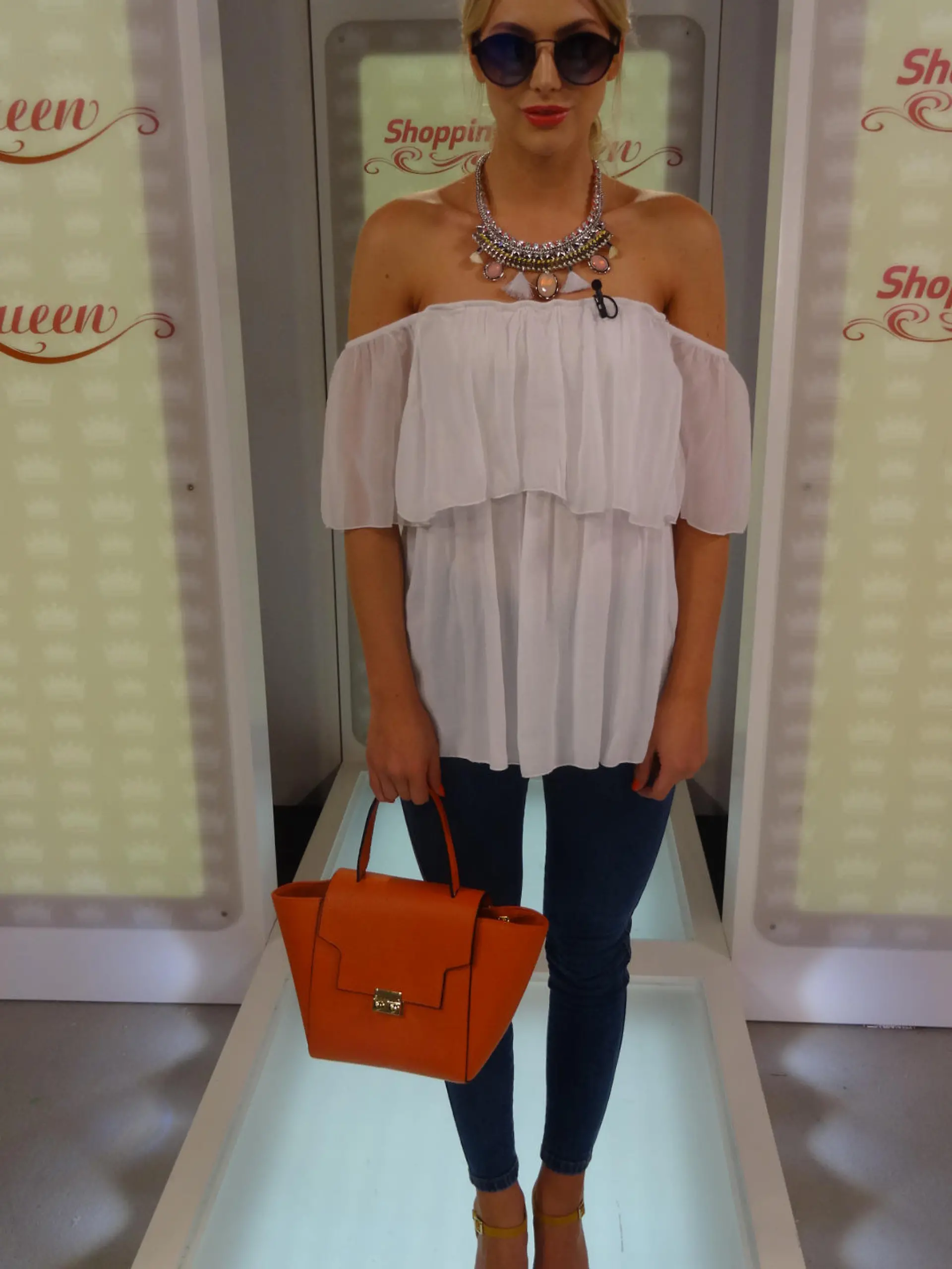 Bild zu: ""Shopping Queen"-Kandidatin Teresa präsentiert ihre neue Carmenbluse."