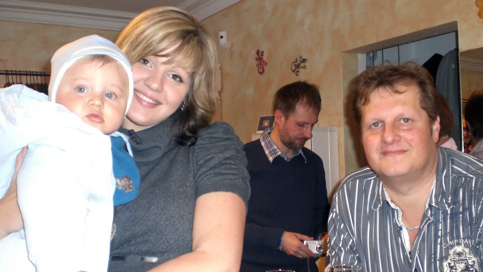 V.l.: Söhnchen Leon, Jennifer Mattias und Freund Jens Büchner.