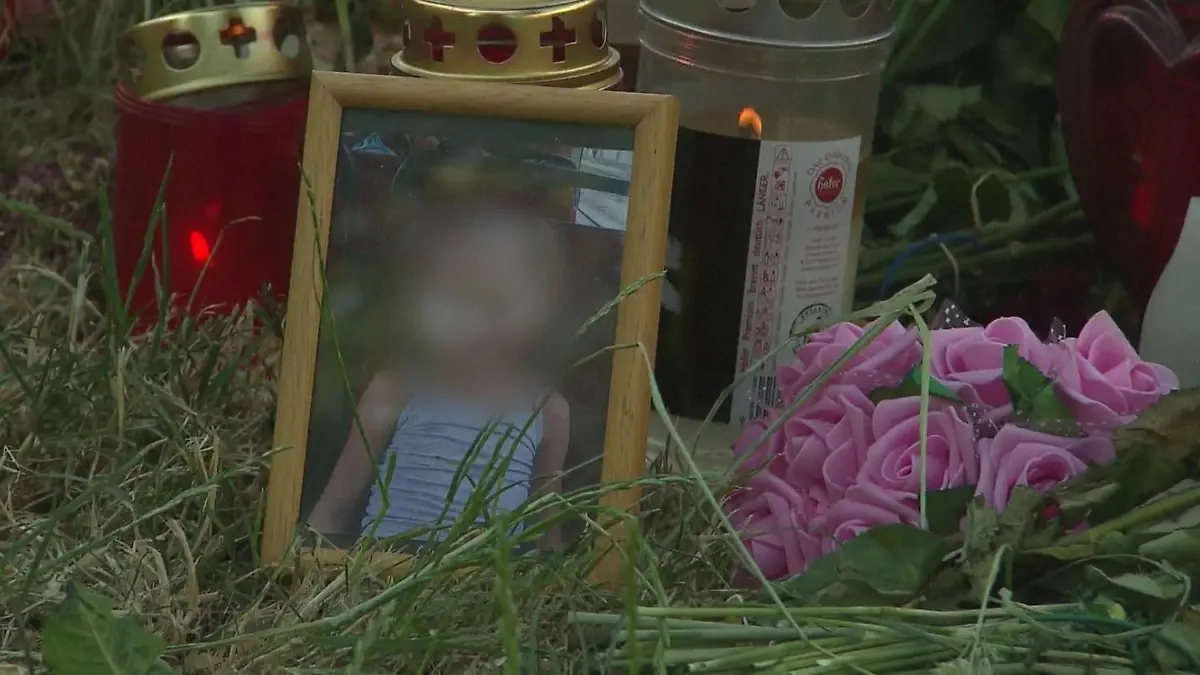 Am Fundort der getöteten Jugendlichen hat jemand ein Kinderfoto von Leonie (13) im Bilderrahmen aufgestellt.