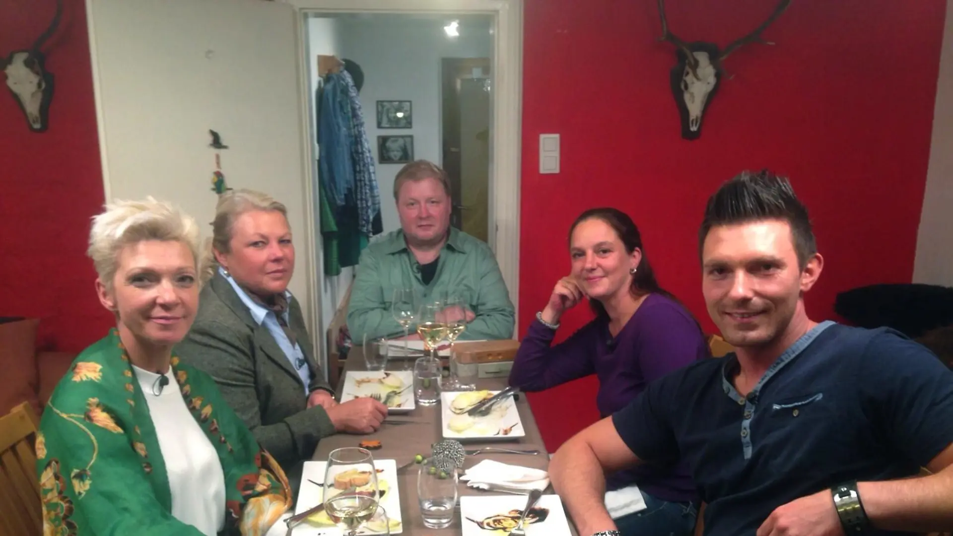 Die Teilnehmer Petra, Ulla, Stefanie und Marek (v.l.) genießen den vorletzten Abend bei Gastgeber Thomas (M.) 