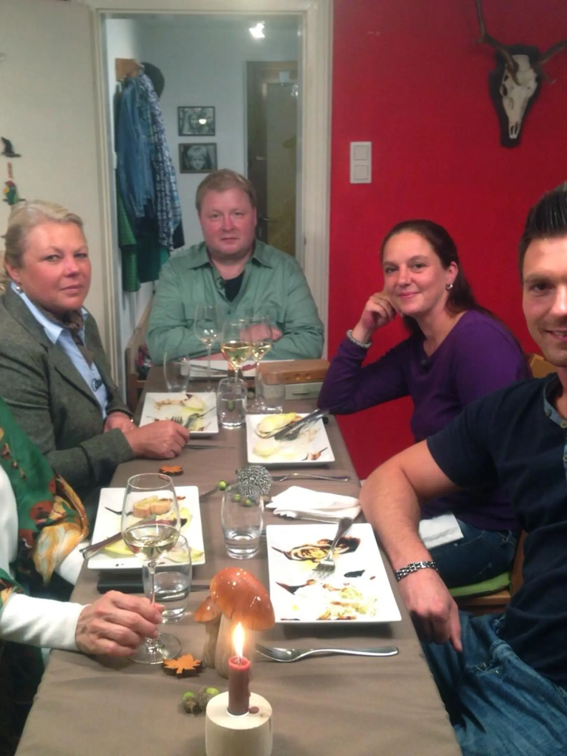 Die Teilnehmer Petra, Ulla, Stefanie und Marek (v.l.) genießen den vorletzten Abend bei Gastgeber Thomas (M.) 