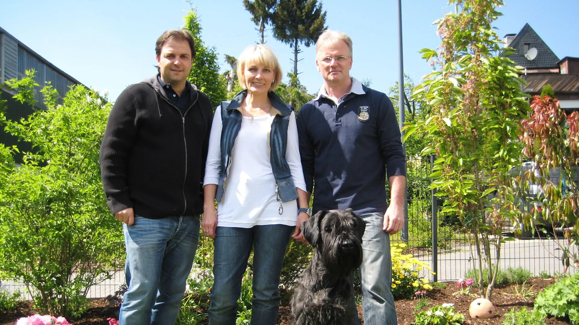 "Jimmys" Bellattacken sind nicht nur laut, sondern für Dagmar und Dieter Fritze (r.) mittlerweile auch peinlich. Die Hausaufgabe des Hundeprofis Martin Rütters ist nicht ohne: In den nächsten Wochen wird nicht mehr im gewohnten Gebiet spazieren gegangen, denn Jimmy ist territorial-aggressiv.