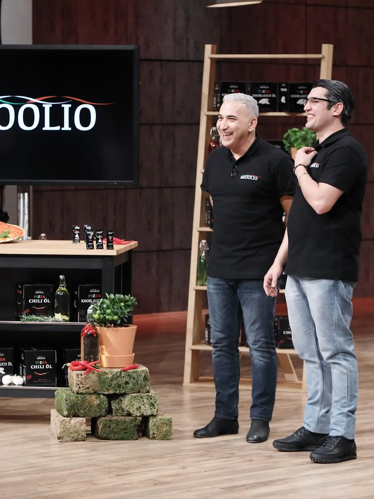 Die Gründer Taner Gecer (l.) und Luigi Stella präsentieren ihr Produkt "Mioolio".