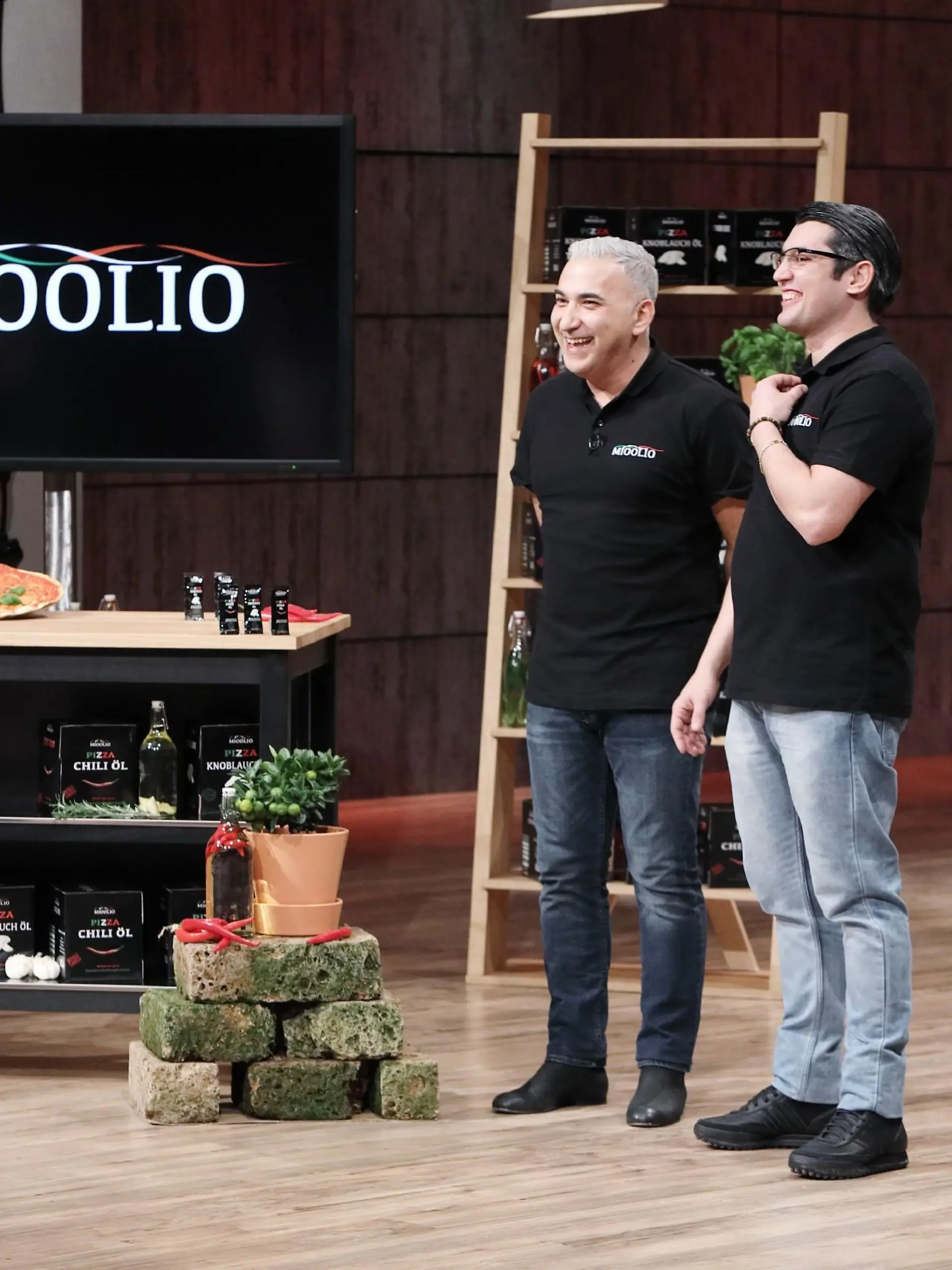 Die Gründer Taner Gecer (l.) und Luigi Stella präsentieren ihr Produkt "Mioolio".
