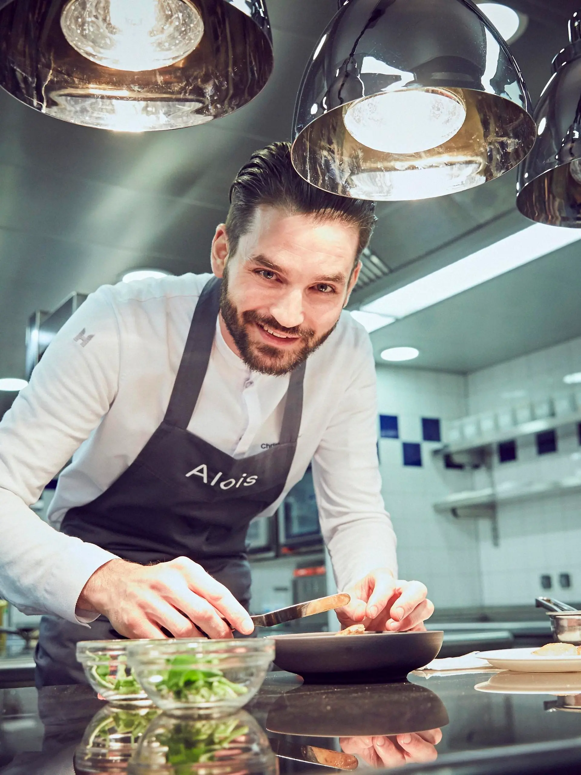 Christoph Kunz kocht im Alois im Münchner Stadtbekannten Dallmayer. 

Die Verwendung des sendungsbezogenen Materials ist nur mit dem Hinweis und Verlinkung auf TVNOW gestattet.