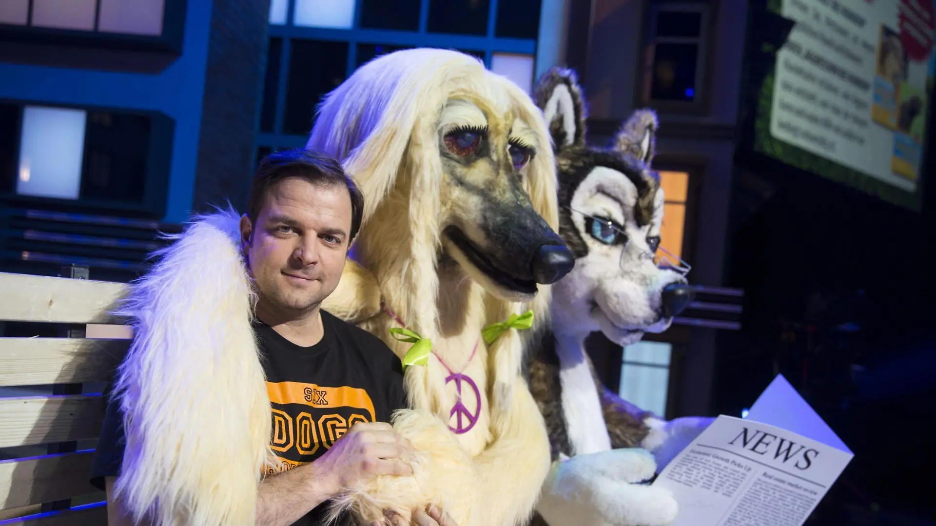 Mit wem kuschelt denn Martin Rütter da? Bei seiner neuen Live-Show "Der tut nix" am 16. März 2013 tauchte der Hundeprofi in die Psyche von Zwei- und Vierbeinern ein.