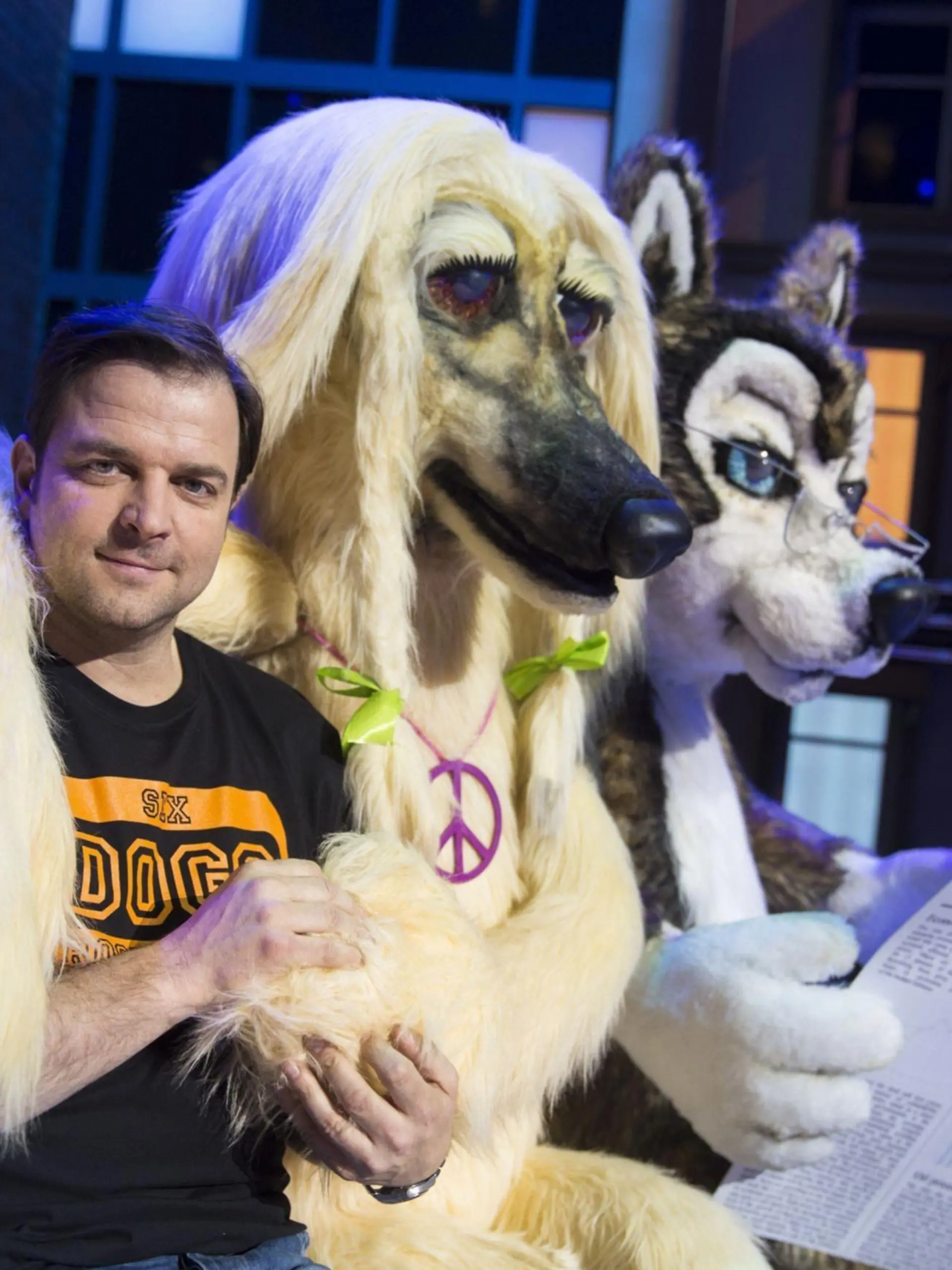 Mit wem kuschelt denn Martin Rütter da? Bei seiner neuen Live-Show "Der tut nix" am 16. März 2013 tauchte der Hundeprofi in die Psyche von Zwei- und Vierbeinern ein.